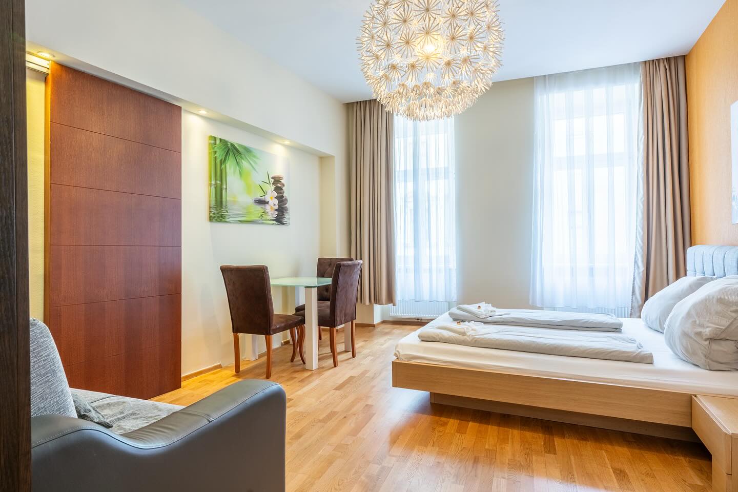 Your home away from home.
© @michaelsabothafotografie
#wien #vienna #travelvienna #citytrip #viennatouristboard #apartment #apartmentdecor #prater #praterwien #viennanow #viennaaustria #viennagram #riesenrad #riesenradwien #explorevienna #whattodoinvienna