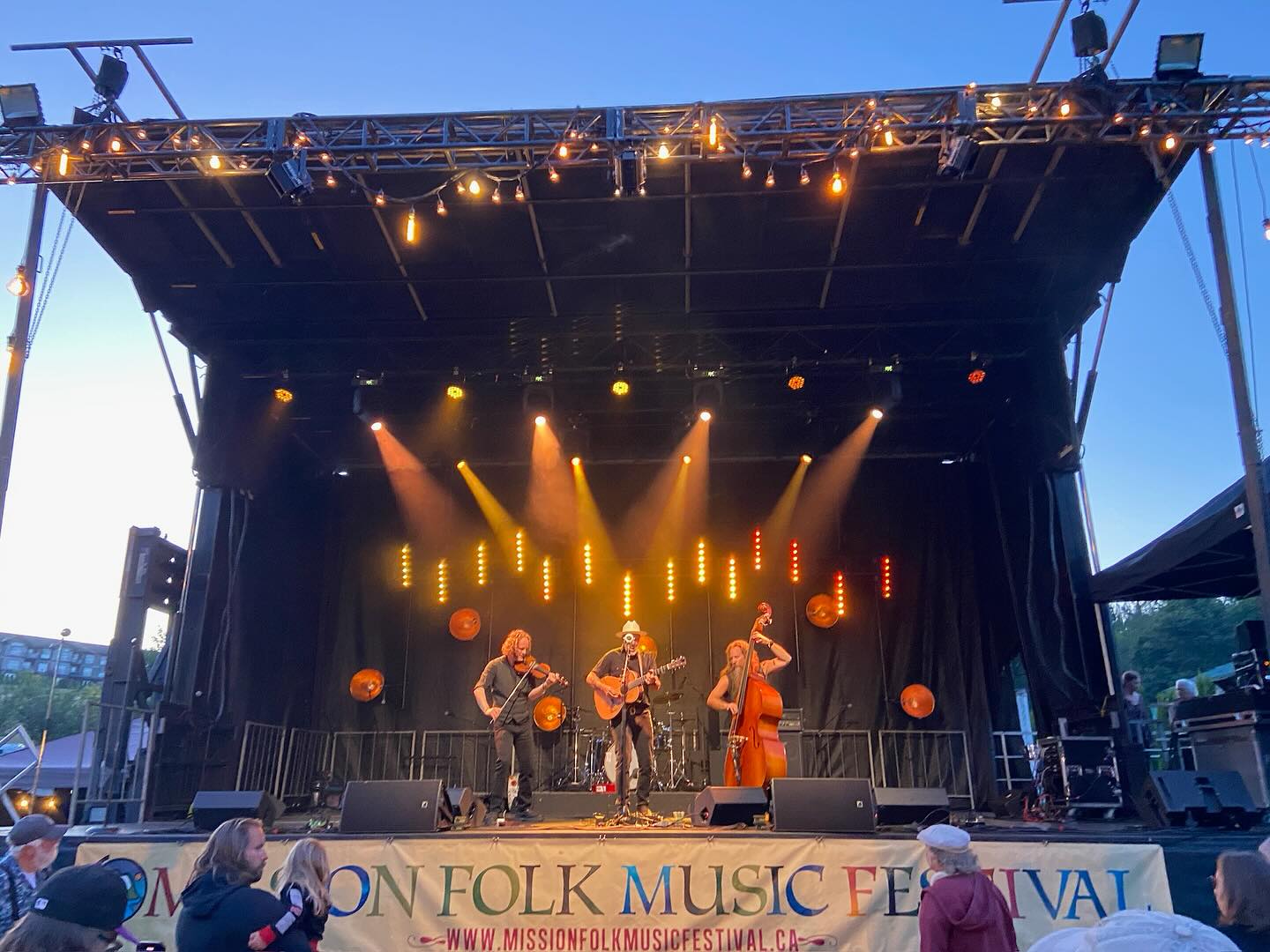@missionfolk !! What a blast with @johnworthannam and @scottthefiddler. Home for a quick day rest - then off to @casalethbridge for a quick stop Thursday and @canmorefolkfest this weekend!
#sidemantour2025
Photos and unconditional encouragement from @karinavalleau