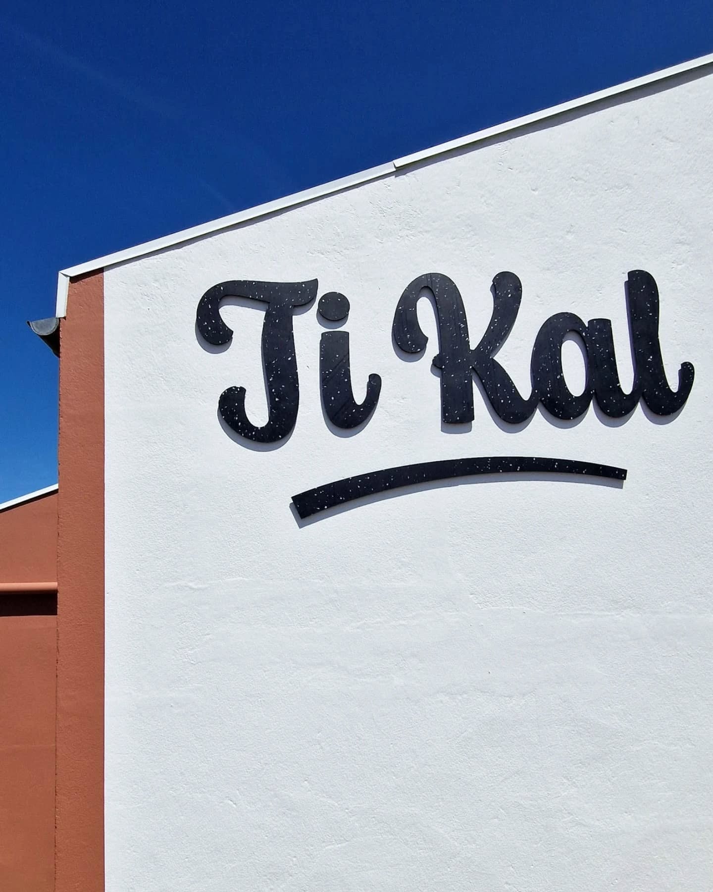 🍹🍦 Chez @ti_kal_bzh , à Lampaul-Plouarzel, ce n'est pas 1, pas 2, mais bien 3 enseignes en plastique recyclé breton qui font face à la Mer d'Iroise ! ♻️