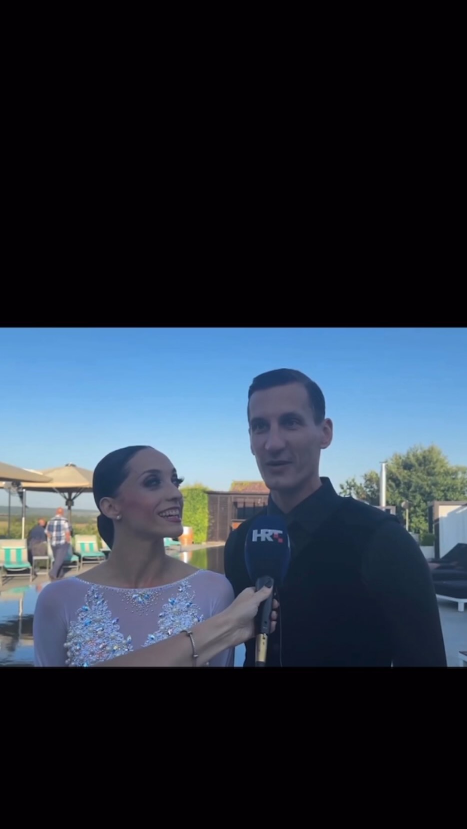 🇭🇷🇦🇷” Ples pod zvijezdama” u 🇭🇺
Veleposlanstvo Republike Hrvatske u suradnji s Veleposlanstvom Argentinske Republike u Mađarskoj organiziralo je 20. lipnja 2025. diplomatski plesni program ‘Ples pod zvijezdama’ u vinarskom kompleksu ‘Haraszthy’, u mjestu Etyek, nedaleko od Budimpešte. Nastupili su plesni par iz Hrvatske, Vanja Vujić Szabo i Viktor Szabo, svjetski prvaci u latinsko-američkim i standardnim plesovima, uz koje su tango plesala četiri para pod vodstvom argentinske plesačice, učiteljice plesa i koreografkinje Antonelle Terrazas, osnivačice ‘Tango House’ u Budimpešti. Program su pozdravnim riječima otvorili vlasnik prostora Carlos Coelho te veleposlanici Argentine i Hrvatske, Lorena Capra i dr.sc. Mladen Andrlić. Oko 200 gostiju, među kojima tridesetak veleposlanika i diplomata, predstavnici mađarskih institucija, gradonačelnik Etyeka te Hrvati i Mađari iz Budimpešte, uživali su u izvrsnim plesnim nastupima hrvatskih, mađarskih i argentinskih plesača.