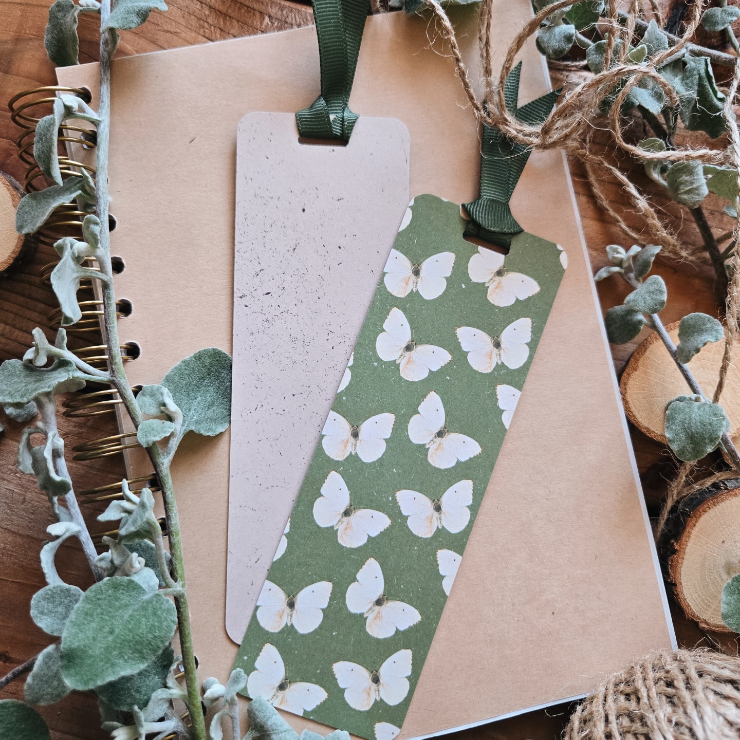 FR | Merci infiniment pour l’accueil que vous avez réservé à la collection Botanica.
Vos commandes, vos messages et votre enthousiasme m’ont énormément touchée. 💕🌸
Après chaque lancement, je me rappelle à quel point cette petite entreprise, créée avec ma maman et beaucoup d’amour, a la chance d’être soutenue par une si belle communauté.
Merci d’être là. Merci d’aimer le fait main. Merci d’aimer la nature… et les signets! 🌿🦋
______
EN | Thank you so much for the warm welcome you gave to the Botanica collection. Your orders, messages, and excitement truly touched me. 💕🌸
With every launch, I’m reminded how lucky this little handmade business — built with my mom and lots of love — is to have such a kind and supportive community.
Thank you for being here. Thank you for loving handmade. Thank you for loving nature… and bookmarks! 🌿🦋