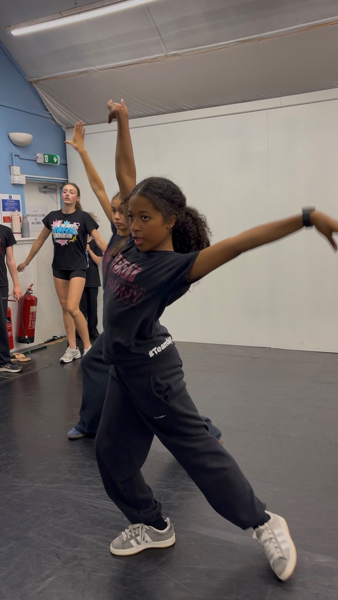 Fierce work from Renée, Goldie and Iris in commercial with the wonderful @jennifermitch_ last term 🌟
•
•
#spiritydc #dance #training #londondance #TeamSpirit #danceteam #dancecompany #dancecompetition #competitivedance
#lovedance #london #jazz #lyrical #commerical