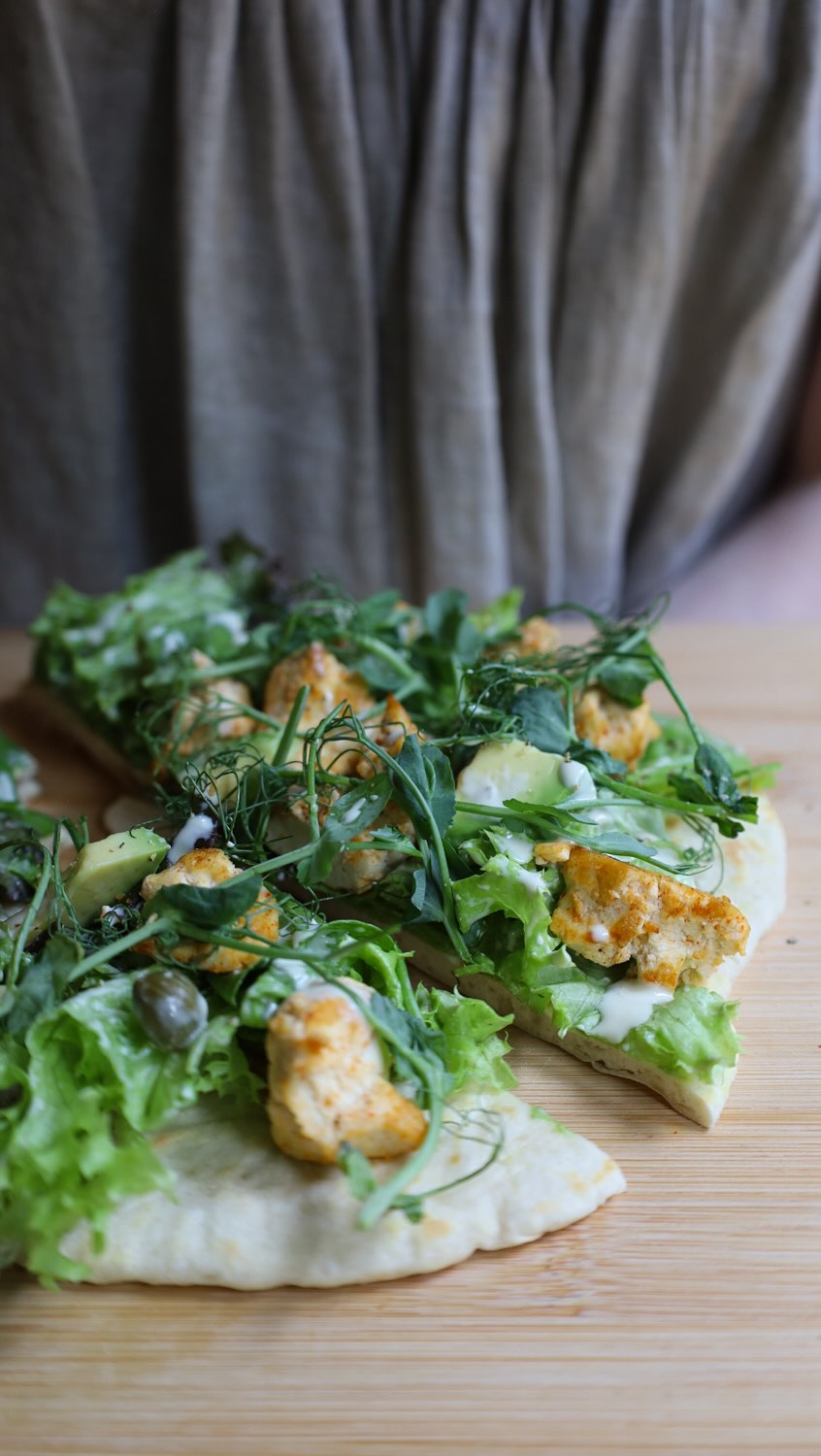 Vegan Caesar Salad Flatbread.
My two ingredient flatbread with a Tofu Caesar Salad and avocado 🥑
I have made this so many times, it’s about time I share this with you. The recipe is finally on my blog ✨
#veganerezepte #caesarsalad #foodblogger #gesunderezepte #foodreels #gesundessen #recipedeveloper