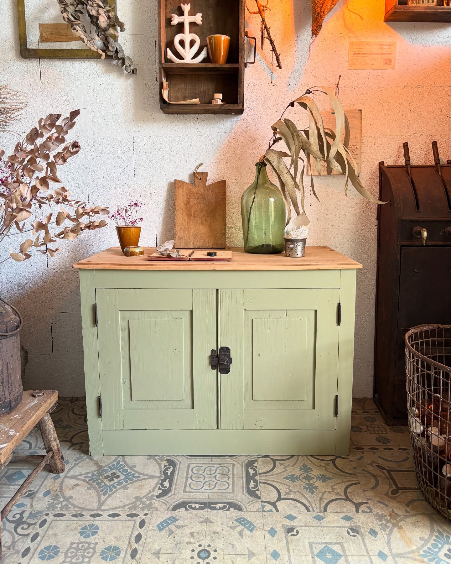 💚 Buffet bas kaki
À l’allure de buffet mais en plus bas et plus costaud, il offre une belle capacité de rangement
Verrou d’origine fonctionnel
Intérieur tout en sapin
Bref, une pièce essentielle pour un petit espace comme une entrée, une chambre ou alors comme meuble vasque dans une sdb 🛁
Dimensions : L 100 x P 50 x Ht 72 cm
Visible en boutique aux @pucesducanal et sur notre e-shop (lien en bio) 🏷️
Buffet ancien - retour de Chine - meubles anciens - French flea market - Brocante en ligne