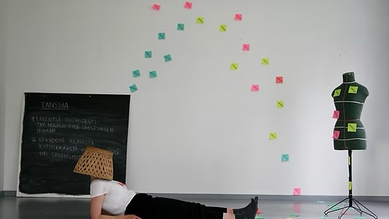 ESITTELYSSÄ: Paikallisen tanssitaiteen ilta &
Salla Talvikki Nieminen: Tämä ei ole tanssiteos ✨
Tämä ei ole tanssiteos on tanssiteos tanssiin liittyvistä määritelmistä ja odotuksista. Absurdeja ja humoristisiakin sävyjä saavassa esityksessä nähdään tanssija, joka sekä tanssii että ei tanssi: hän ehkä tanssii, on tanssivinaan, harkitsee tanssivansa, toivoo tanssivansa, pelkää tanssia, häpeää tanssia, rakastaa tanssia.
Kohti jonkinlaista vapautta hoippuvassa esityksessä nähdään tanssi, joka ryömii, haahuilee, hypähtelee, heilahtelee, räpiköi, painii, väsyy ja kompuroi. Miten ravistella turhat määritelmät yltään? Esitys sopii jokaiselle, joka on joskus kokenut olonsa hieman ahtaaksi mihin tahansa liittyvien odotusten ja määritelmien ristipaineessa.
”Pienentyä pienentymistään. Sulan sisältäpäin, sydän valuu virtanaan jalkoihini. En osaa. Toivoisin olevani jossain muualla. Sormet värähtelevät, niissä pihisee henki. Pälyilen. Pitäisi kuulemma hypähdellä, mutta jalat ovat juuttuneet maahan ja sydän loiskuu sukissa. Nostan varpaita, toivon että joku näkisi. Tässähän minä tanssin.”
Teosta on tukenut Suomen Kulttuurirahaston Hämeen rahasto.
Tanssi: Salla Talvikki Nieminen @salla.talvikki
📷: Jill Sorenson
🗓️: SU 3.8.2025
⏰: 19.00
📍: Taidekasarmin teatteri (Miehistönkatu 5, Hämeenlinna)
Suosittelemme että ostat liput etukäteen https://tehdastanssii.eventiolive.fi 💫
#tanssi #tehdastanssii #festivaali #taidekasarmi #hämeenlinna #hämeenlinnankaupunki #tanssitaide #tanssiteos #skr