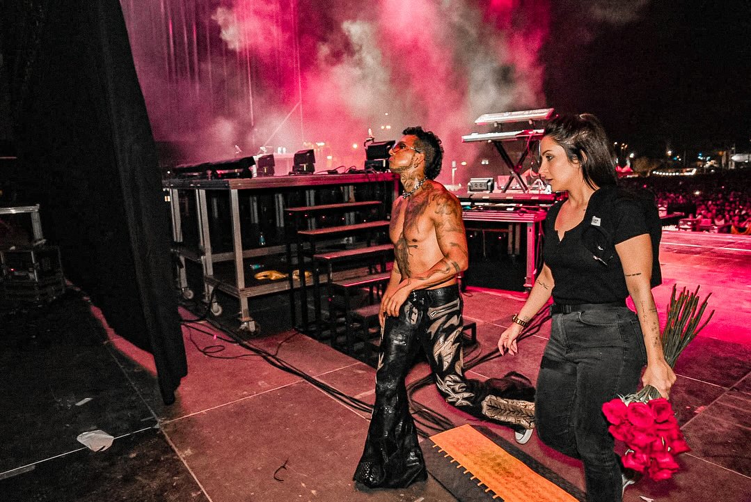 Trabajar fuera de Venezuela como Road Manager siempre ha sido un reto que abrazo con pasión… después de tantos años en la ruta con artistas de Puerto Rico, este verano me trajo una nueva oportunidad: trabajar por primera vez con un artista colombiano.
Conocer y trabajar con Daiky fue una de esas sorpresas lindas que te regala la vida. Es de esas personas que no necesitan esforzarse para brillar, porque su luz, su transparencia y su forma tan genuina de ser hacen que todo fluya, que todo se sienta bien.
Trabajar contigo fue un recordatorio de porque amo lo que hago. Porque más allá de la logística, los horarios y el corre corre, están las personas. Y tú, @daikygamboa eres de esas que llegan con una vibra tan bonita, tan honesta, que hacen todo más fácil… Más bonito.
Gracias a Dios por esta experiencia que guardaré con muchísimo cariño. Por cada reto, por todo lo vivido y por recordarme que siempre hay espacio para lo nuevo, para lo bueno y para seguir creciendo.
Hoy subo esta foto con el corazón lleno.
Porque hay trabajos que se sienten como hogar, y personas que se sienten como regalo🤍
📸: @fabiopeterle5
#roadmanager