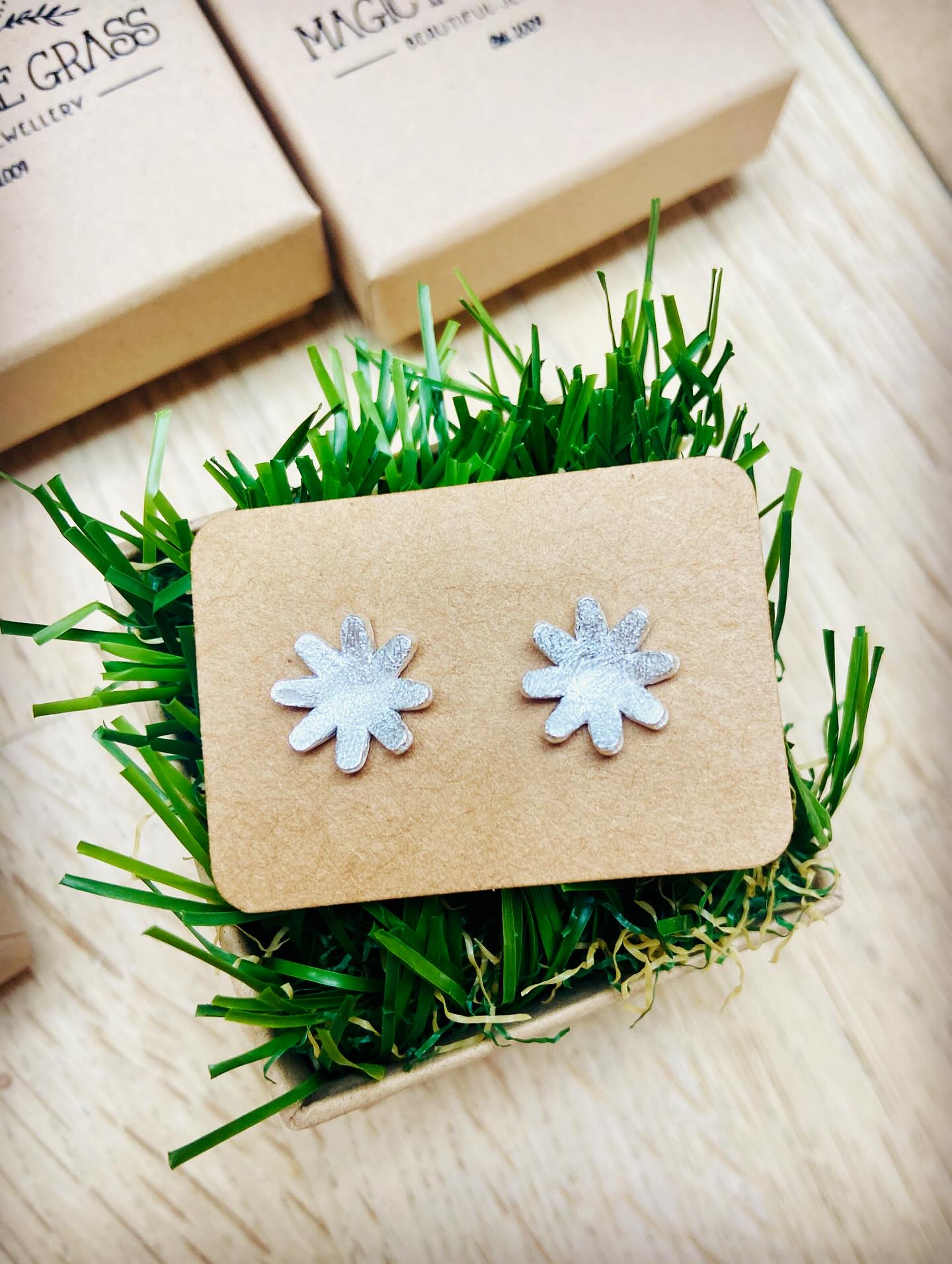 Just packing up stock for the shops…I forgot how pretty these DAISY studs are 🤩
The Silver flowers are gently domed to create a beautiful structure. They measure around 10mm, so large enough to be noticed, but still small & sweet.
Can’t decide whether to buy her flowers or jewellery? Here’s both!
………………………..
Beautiful handmade Silver jewellery, by #magicinthegrass