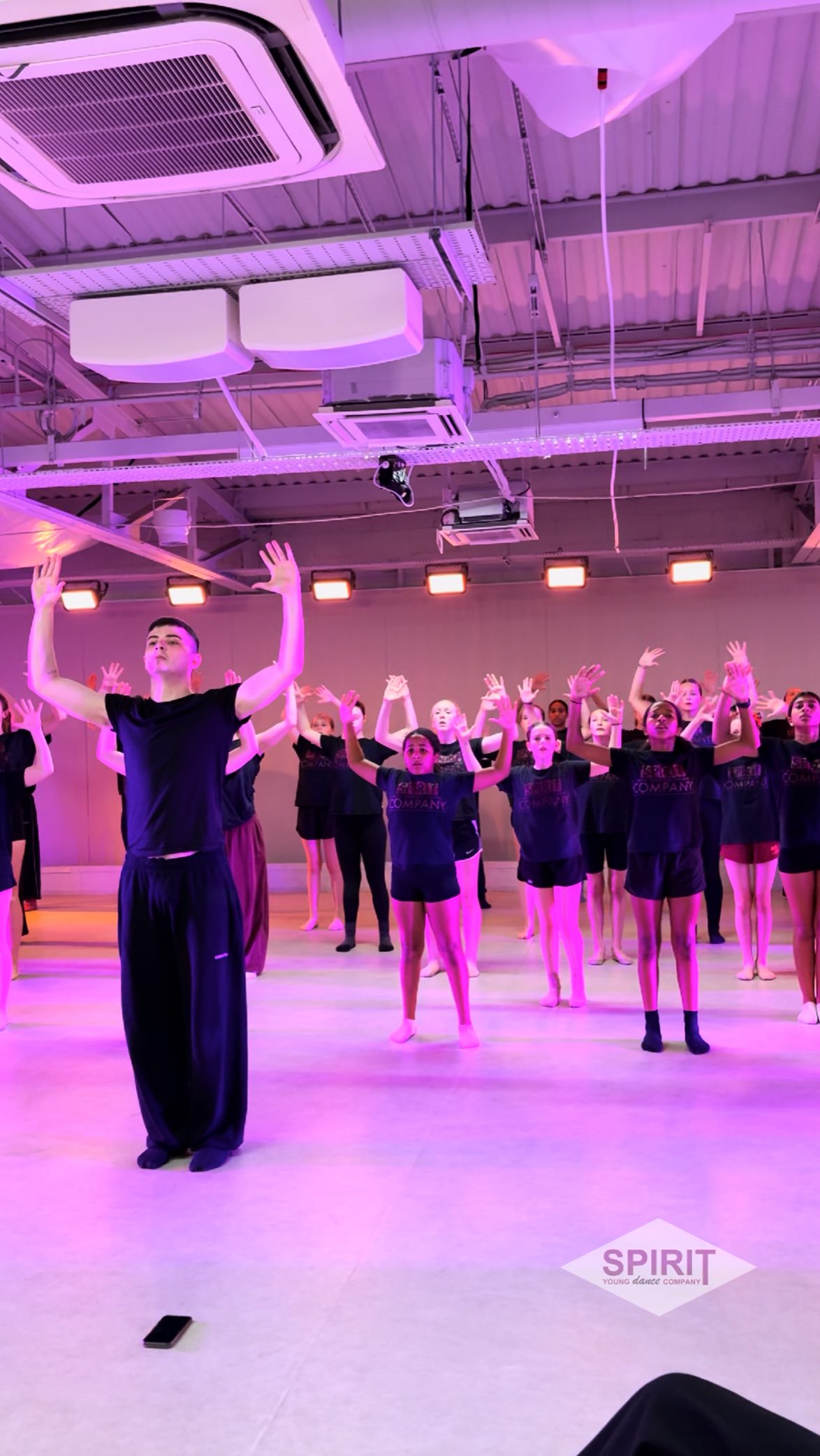 Throwing it back to our showcase day and the most wonderful workshop with @ljayhalliday - thank you for an incredible afternoon 🌟
•
•
#spiritydc #dance #training #londondance #TeamSpirit #danceteam #dancecompany #dancecompetition #competitivedance
#lovedance #london #jazz #lyrical #commerical