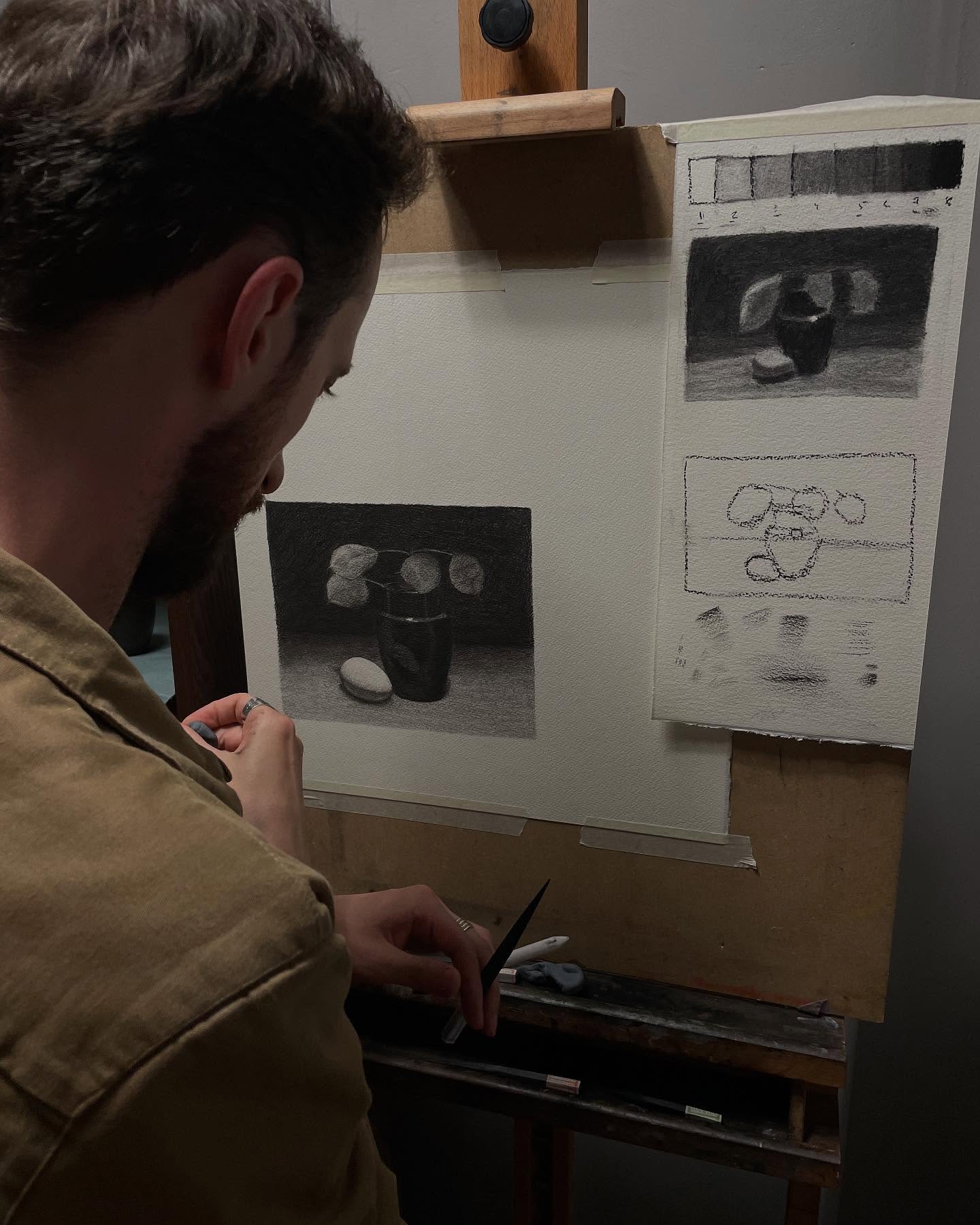 Last week, the course “drawing foundations: the academic still life” took place. The students worked on a still life using the sight size method. In this way, they learned to improve proportions, and master the steps of the drawing process. They worked hard and mastered much of the theory in five days!