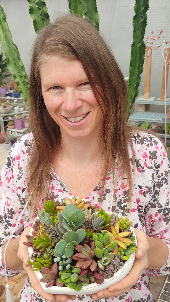 #SukkulentenLiebe
#HerzAusSukkulenten
#GreenHeartVibes
#SucculentArt
#PflanzenDekor