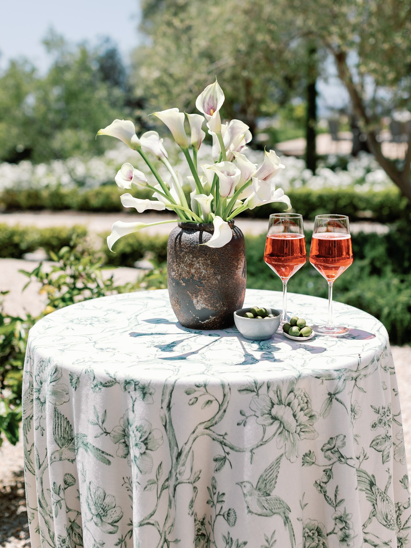 An ode to intentional design and effortless elegance.
Every detail in this alfresco setting was thoughtfully layered — from botanical-patterned linens and golden flatware to bowls of fresh olives and figs tucked between flickering taper candles.
Planning & Design: @StyledByLinds_
Photographer: @AmyCarolinePhotography
Florist: @AmyWestFloral
Venue: @CasaBlancaInterlaken
Rentals: @AmPartyRentals
Linen: @NuageDesignsInc
Hair + Makeup: @KellyJoBeauty
Cake: @TartAndTin
Stationary: @Paperie.Handmade
#weddingtablescape #gardenwedding #californiaweddingplanner #fineartwedding #carmelweddingplanner