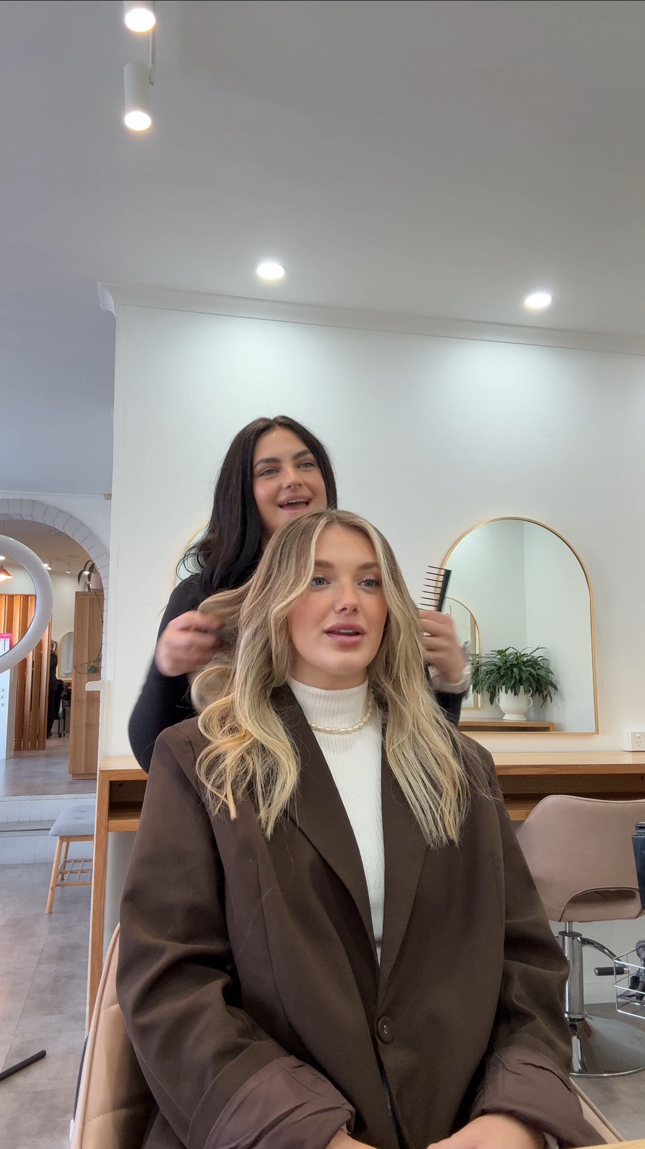 Ask us about our personalised scalp + hair treatments. Custom blended to target your hair needs, amazing for hydration, strength and shine 💧🌿