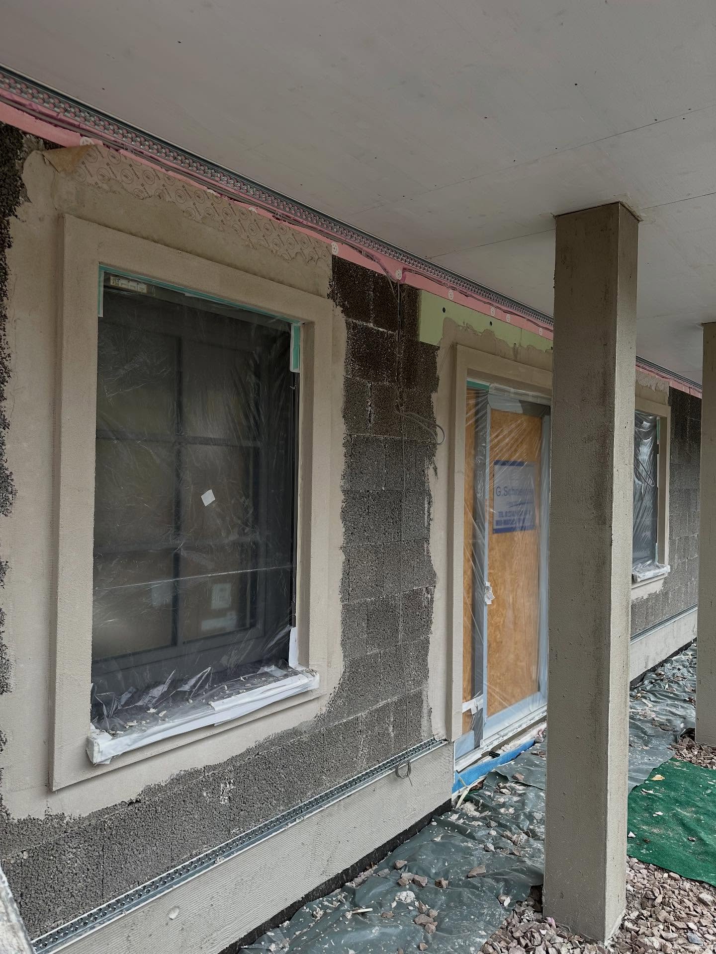 Vom Rohbau zu eurem individuellen Zuhause – ein echter Hingucker! 👀
Dieses Objekt zeigt, wie durchdachtes Handwerk und ein Auge fürs Detail eine Fassade zu etwas Besonderem und Einzigartigem machen können.
• Die Oberfläche besteht aus einem 3 mm Edelkratzputz, der der Fassade Struktur und einen eleganten Charakter verleiht.
• Fenster, Türen und Öffnungen wurden durch umlaufende Styrodurrahmen betont, die mit Filzputz verputzt und weiß gestrichen wurden – ein Detail, das Tiefe und Ausdruckskraft schafft.
• Der Bundsteinputz im Sockelbereich sorgt für einen klaren, harmonischen Abschluss.
Wie gefällt euch dieses besondere Projekt?
Wir machen aus jedem Rohbau ein Zuhause mit Stil und Persönlichkeit – schreibt uns einfach!
#RohbauZuZuhause #Edelkratzputz #Fassadengestaltung #VorherNachher