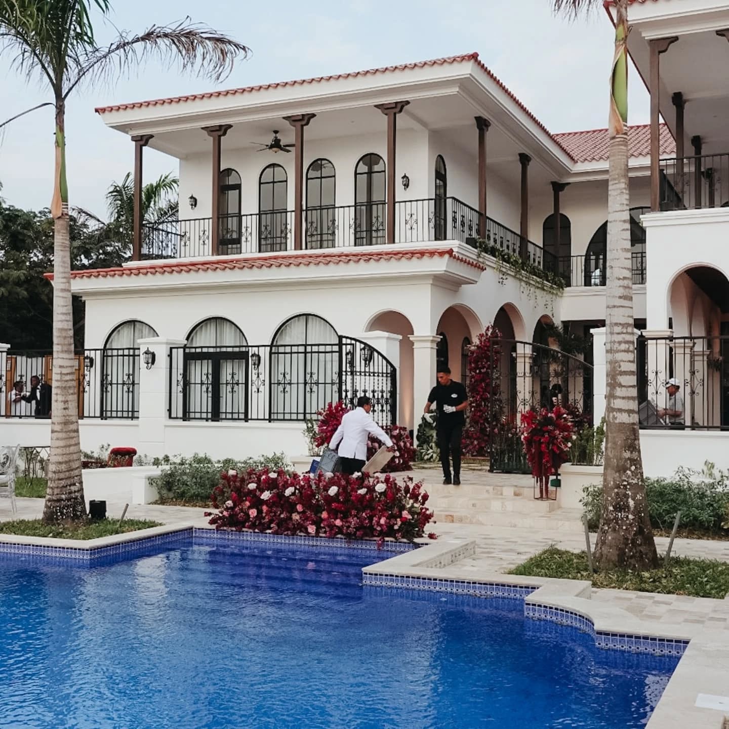 Más de 1 año en esta casa. Una verdadera villa Española llena de detalles que marcan la diferencia. DOS Details.