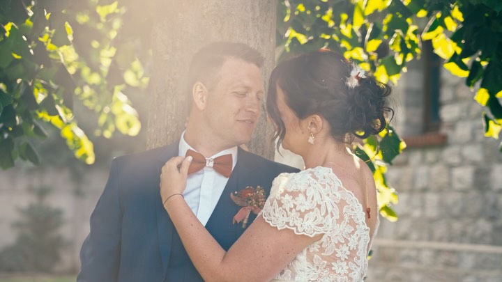 Il y a des instants que tout le monde oublie… mais que ma caméra, elle, retient pour toujours.
Un regard furtif, des mains qui s’enlacent, une lumière dorée illuminant un baiser.
Ce sont ces détails-là que je cherche à capturer.
Être vidéaste, ce n’est pas seulement raconter une journée.
C’est révéler l’émotion avec délicatesse, sublimer votre histoire avec justesse, et donner à chaque image une touche artistique, sincère et intemporelle.
Je filme avec intention.
Chaque plan est pensé comme un tableau qui raconte votre histoire d’amour
Si vous me faites confiance, je vous promets plus qu’un souvenir :
je vous livre un film à votre image — élégant, sensible et intensément vivant
Alors, on attend quoi ? on prend rendez-vous ?
DJ @au_rythme_des_ondes
Photo @enzoferezphotographies
Wedding planer @creerpourvous62
Traiteur @globepopotte
#mariage #wedding #weddingphotography #weddingday #weddinginspiration #weddingfilm