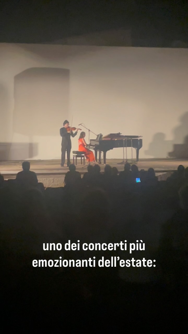 🌟 GRANDE SUCCESSO A SCOGLITTI PER “LUMARI” 🌟
Il 26 luglio, il Cinema Arena Golden Estivo di Scoglitti ha registrato il tutto esaurito (oltre 300 posti) per un concerto indimenticabile: “Lumari” ha visto protagonisti due musicisti di altissimo livello - il violinista Alfredo Reyes Logounova e la pianista Ekaterina Chebotareva - che hanno incantato il pubblico con un programma virtuosistico di musica da camera e per violino solo.
Il duo, che si esibisce insieme da oltre tre anni, ha proposto capolavori di Mozart, Ravel, Ysaÿe e Saint-Saëns, regalando momenti di grande intensità artistica e lasciando un’impressione profonda negli ascoltatori. In chiusura, due bis appassionati con musiche di Franck e Brahms hanno suggellato la magia della serata.
Un evento straordinario per il territorio di Scoglitti e Vittoria, che ha ricevuto feedback entusiasti e un’eco significativa tra il pubblico locale.
Un sentito ringraziamento ai due direttori artistici Diego Melfi (Gala Music Festival) ed Emilio Cugnata (Cinema Sala Golden), la cui visione condivisa e professionalità hanno reso possibile un evento di così alto livello, segnando un passo importante nel futuro culturale della Sicilia sud-orientale.
✨ Non solo sotto le stelle… ma anche con la musica al tramonto sul mare.
#galamusicfestival #lumari2025 #scoglitti #siciliadestate #musicasottolestelle #musicaaltramonto #musicaelegante #concertoestivo #musica2025 #musicaenatura #duoconcerto #musicaliveitalia #musicaesole #musicaeventi #violinconcert #pianoconcerto #musicaclassicaitaliana #culturasiciliana #estateinsicilia #arteemusica #concertodavioliniopiano #musicaeispirazione #musicaitalianaoggi #sunsetconcert #concertoscoglitti #eventisicilia #siciliaeventi #vivisicilia #tramontoemusica #musicasulmare