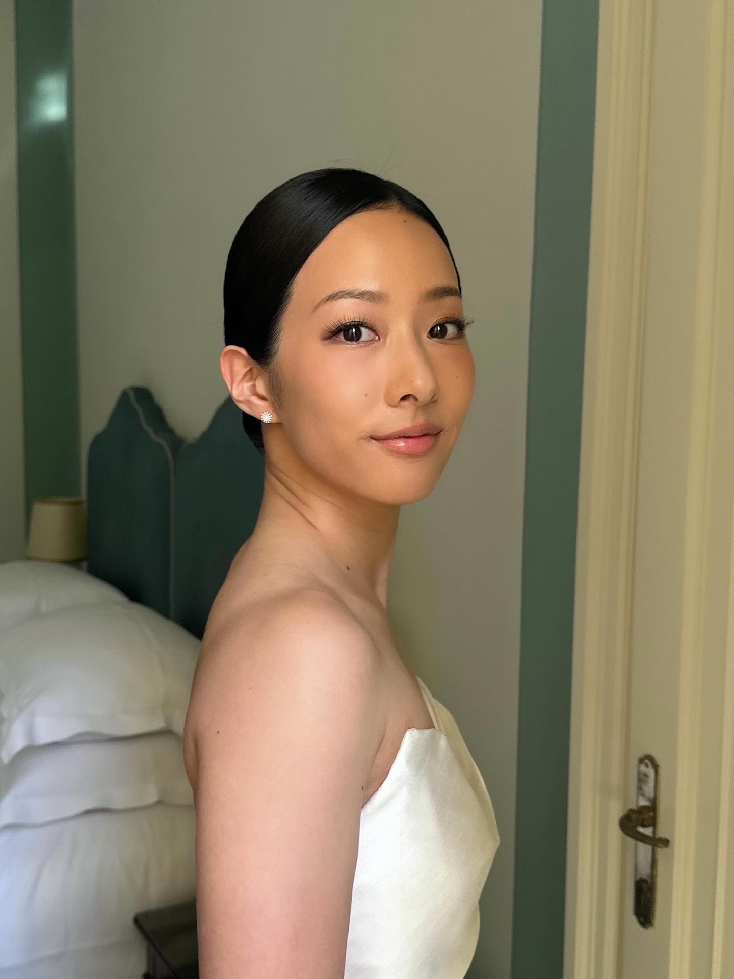 Minimalist and refined
Simple low bun and natural makeup to highlight the bride’s features.
Hair & Makeup by @jiyoungyangbeauty
#koreanmakeupartistinitaly #jiyoungyangbeauty #lakecomowedding #koreanbeauty