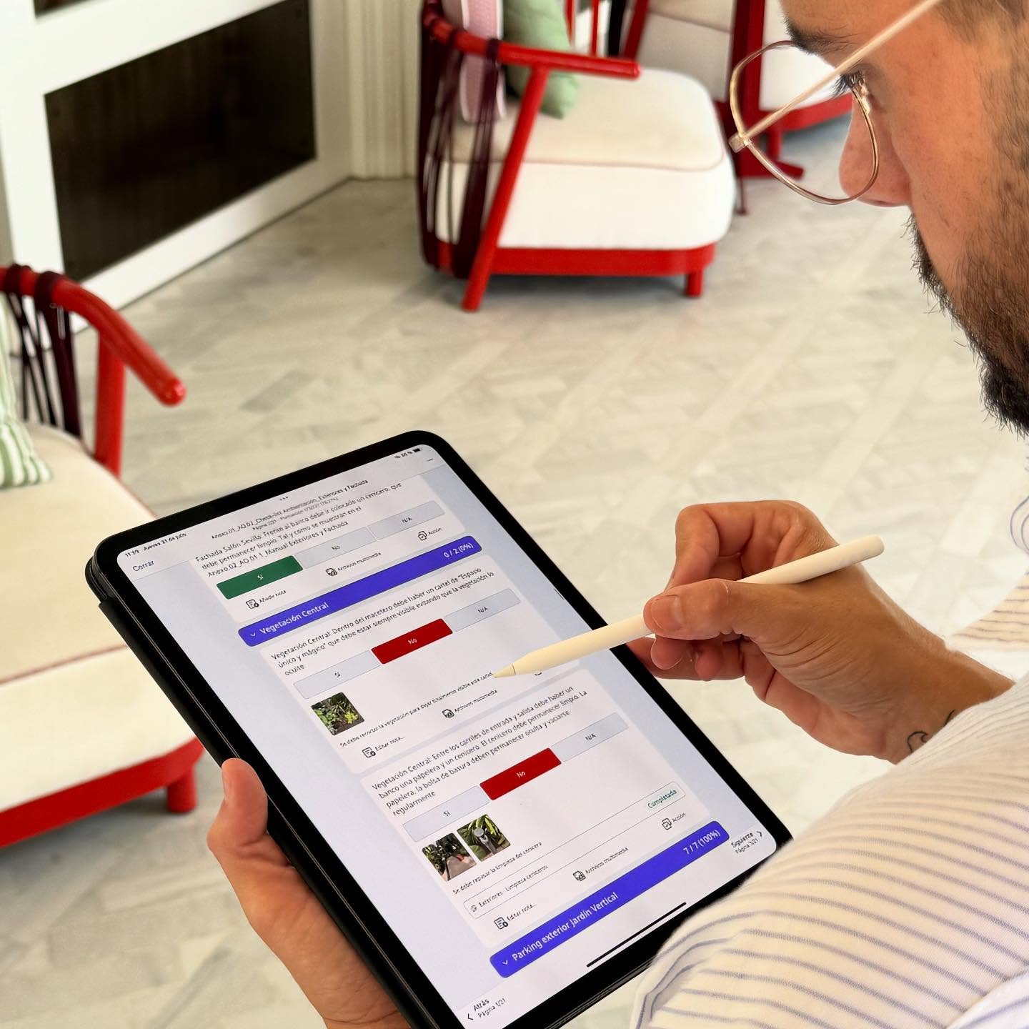 Así se vive una auditoría sensorial en @elfuertemarbella .
En la imagen, Saúl, parte de nuestro equipo Soul Space, utiliza el sistema de evaluación diseñado exclusivamente para nuestros hoteles colaboradores.
Más allá de los estándares, analizamos cómo se vive y se siente cada espacio.
Música, aromas, iluminación, temperatura, uniformidad, mensajes… Todo aquello que transforma una estancia en una experiencia.
Porque los pequeños detalles no se improvisan. Se piensan, se cuidan y se revisan… para que todo fluya y emocione.
#soulspaceconsulting #elfuertemarbella #ambientaciónsensorial #experienciasqueconectan #AuditoríaSensorial #HospitalityDesign