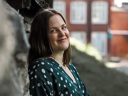 ESITTELYSSÄ: Tanssimaraton opettajat vol. 2 ✨
Hip hop – Jemina Pekkonen
Jemina Pekkonen on hämeenlinnalainen tanssija, koreografi ja tanssinopettaja. Hän on opiskellut tanssia Tampereen konservatoriolla, Lapin Urheiluopistossa ja Teatterikorkeakoulun avoimessa yliopistossa. Pekkonen on työskennellyt monipuolisesti tanssin ja teatterin parissa niin harrastajien kuin ammattilaisten kanssa. Tällä hetkellä hän laajentaa osaamistaan kulttuurituotannon opinnoilla Humanistisessa ammattikorkeakoulussa. Lisäksi hän toimii koreografina kantaesitys-musikaalissa Tulisiipi, joka saa ensi-iltansa Hämeenlinnan Teatterissa syksyllä 2025.
@jemina.pekkonen
📷: Silvia Salakka
Nykytanssi – Mimmi Nordman
Mimmi Nordman on hämeenlinnalaistunut laaja-alainen tanssinopettaja ja tanssija. Hän on valmistunut vuonna 2022 Turun ammattikorkeakoulusta tanssinopettajaksi ja on opettanut useita eri tanssilajeja eri tanssikouluissa niin Tampereella, Turussa, Hämeenlinnassa kuin Riihimäelläkin. Mimmin vahvuuksia ovat ilmaisuvoima, monipuolisuus sekä erilaiset liikedynamiikat, jotka heijastuvat myös siihen, millaista liikemateriaalia hän tunneilleen tuo. Opettajana Nordman on lempeä ja välittävä, hän haluaa luoda tunneilleen hyväksyvän ja turvallisen ilmapiirin, jossa jokainen tanssija saa kokea onnistumisen tunteita ja lähestyä tanssia omista lähtökohdistaan käsin.
@mimminordman
#tehdastanssii #tanssi #festivaali #hämeenlinnankaupunki #hameenlinna #hämeenlinna #hiphop #nykytanssi