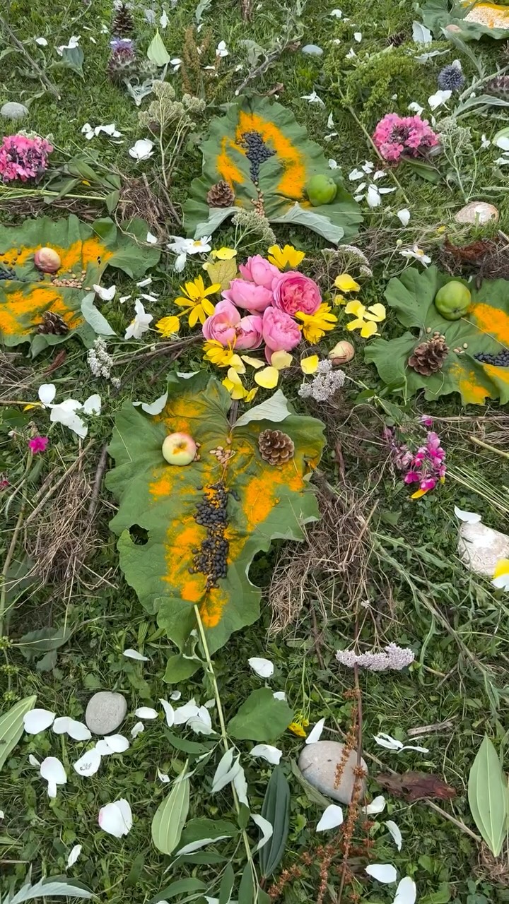 ~ Earth Mandala Altar ~
Co-created in community @thesanctuaryd7 💕
@prima.burlyrina @reherbal_ @satmarl @my_communityspace @elearlyriser
✨Attuning to the cycles of nature ✨Intention setting ✨ Trust ✨ Co-creation ✨
We set our intentions, meditated, had fun and watched the bees landing on the altar. A very organic fully embracing process.
I lit a candle for grandad ❤️💕❤️
Earth Altar - medicine of nature 🌍
X
Anna
#wild #mandala #earthaltar #community #naturemandala #mindfulness