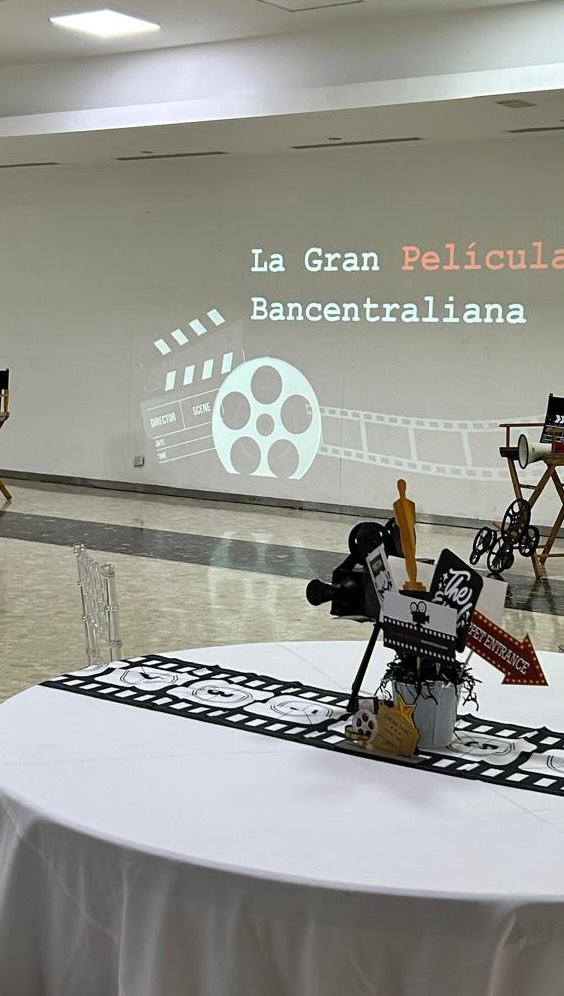🎬 “La Gran Película Bancentraliana” fue una producción de alto nivel donde cada talento brilló en su papel protagónico.
✨El estelar equipo de la Dirección de Comunicaciones del @bancocentralrd demostró con su compromiso, sensibilidad y creatividad que la excelencia es una decisión diaria de cada actor del equipo.
📽️ La excelencia es el rodaje de una película y la forma en la que cada talento Bancentraliano juega su papel ha sido determinante en los aplausos y reconocimientos que reciben.
En este taller experiencial identificamos roles, gestionamos emociones, reescribimos el guion, y celebramos juntos el poder del reconocimiento. 🌟
📌 Tu que lideras equipos, proyectos o marcas, recuerda que cada día tienes la oportunidad de producir, dirigir o actuar una historia digna de aplausos de pie.
🎬 ¡Gracias! @vdmarchena por codirigir conmigo esta importante producción. Cada escena es poderosa contigo.
🎞️ @mediadproject @marianneale por siempre mis directores de arte y postproductores favoritos.
🍿Crew de #YolandaMañánCosultoría sin ustedes no hay premier ¡Gracias infinitas por su entrega! Omar, Jossy, Ale, Estefany, Albert y Arturo.
🎬 @lapiezard @rociofgomez @adriavictoriam ¡Gracias por ser parte de todos nuestros rodajes!
#LaGranPelícula #Metatraining #Metatrainer #Teambuilding