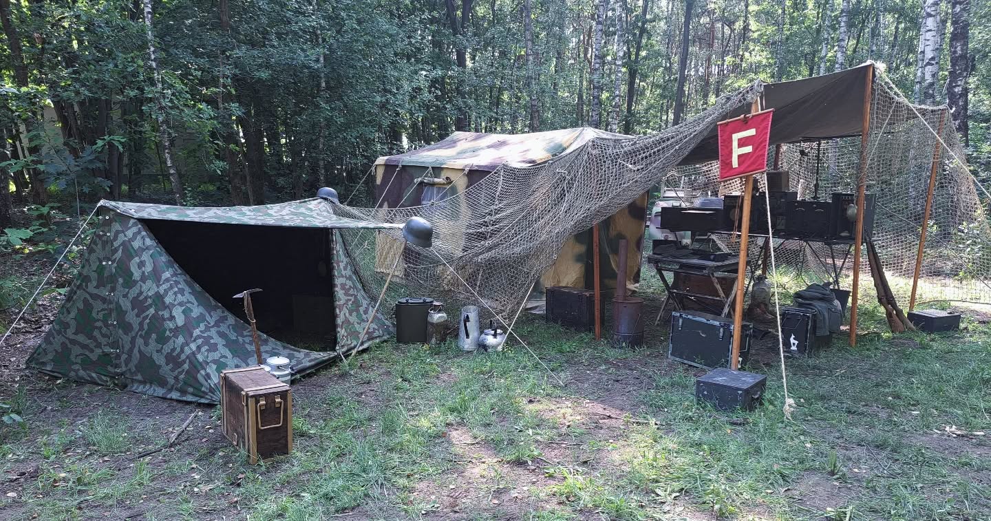 Here we have set up our funker station! We use this to keep communication with the soldiers who are in the field and send out messages to other encampments nearby
➖➖➖➖➖➖
#krieg #reenactmentgear #ww2 #pioniere #drk #officer #germany #deutschland #austria #worldwar2 #heer #Funker #ww2reenactment #mountaintroops #gebirgsjäger #sanitäter #nonpolitical #edelweiss #gbj #gebirgsjager #reenactors #reenactment #german #soldier #sanitater #jager #ww2german #reenactor #panzeralarm
📸© @geb.jag.r.100
➖➖➖➖➖➖
🔎We are a Gebirgsjäger reenactment group stationed in the Netherlands. We mostly participate in events in Belgium, the Netherlands and Germany. If you are interested in joining our group, you can send us a message!
➖➖➖➖➖➖
© All copyright belong to their respective owners
➖➖➖➖➖➖
⚠️ This page is Non-political,
Any comment inciting hatred, discrimination or violence will be deleted
➖➖➖➖➖➖
✏ Comment and tag your friends!
➖➖➖➖➖➖
Check out my kameraden:
@gebirgs.sanitats.abtl.95
@helferinnen
@historicalwarfareinc
@the_dutch_historian
@die_gespenster
@edelweissgruppe