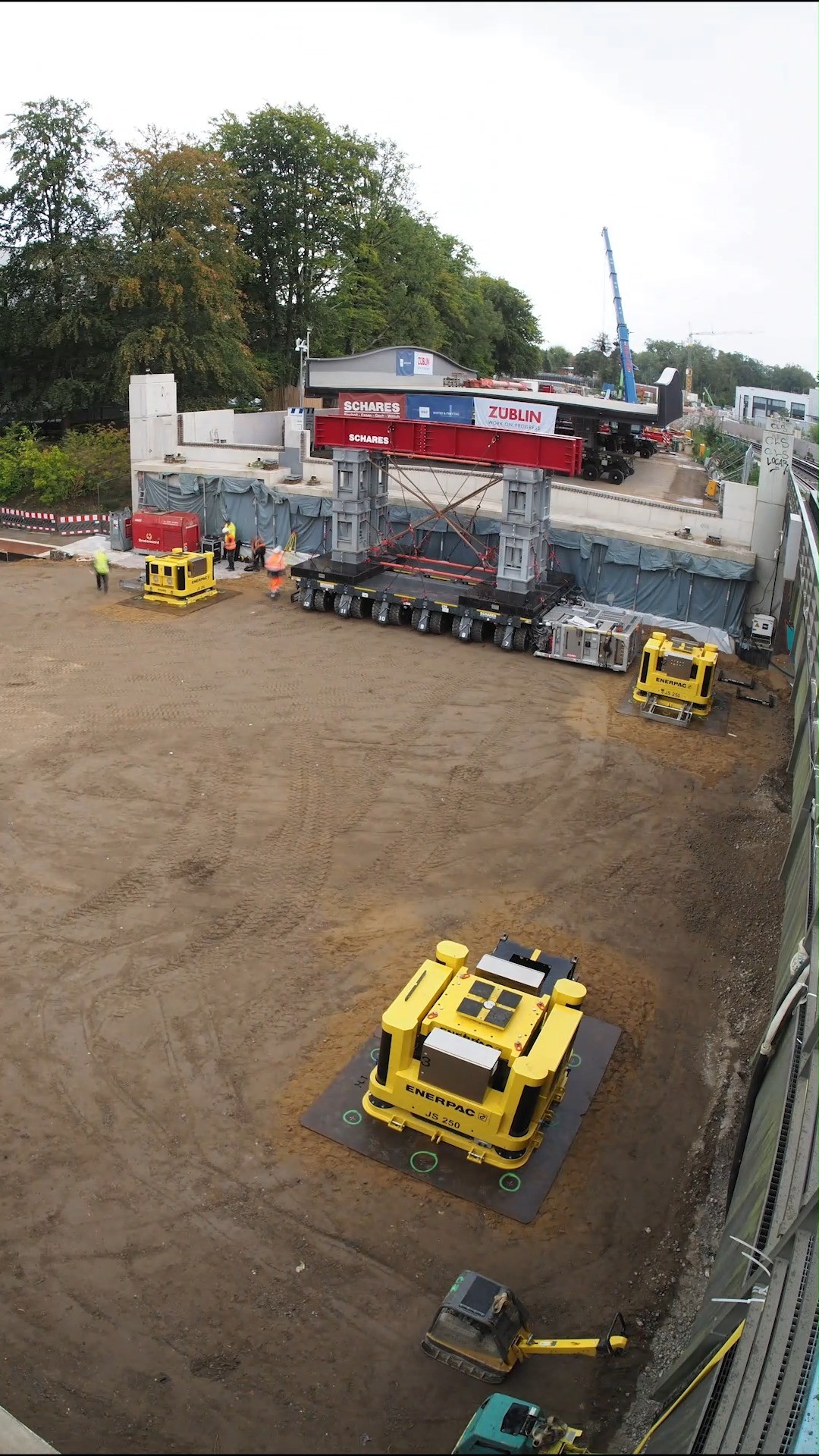 450 tons. One weekend. Zero interruptions.
Watch the new U5 bridge being installed over Sengelmannstraße – while Hamburg’s U1 line kept running right next to it. 🚧🚝
Our timelapse cameras captured every step of this impressive engineering operation in August 2024 for @hochbahn_ .
🎥 The full film is now live on our YouTube channel.
📖 More on that on our timelapse blog - link in bio.
#U5Hamburg #BridgeInstallation #TimelapseReel #UrbanEngineering #ConstructionReel #Hamburg #MKtimelapse #RailwayConstruction #U5 #Infrastructure