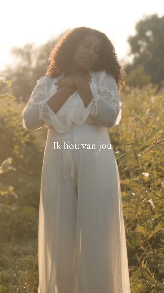 In de stilte fluistert Liefde.
En in beeld komt die fluistering tot leven.🤍
🎥 ‘De stilte’ – de videoclip is nu te zien.
👉 Link in bio
#destilte #videoclip #salomé #nieuwemuziek #singersongwriter #geloof #rust #poëtisch #christian #christelijk #troostendemuziek