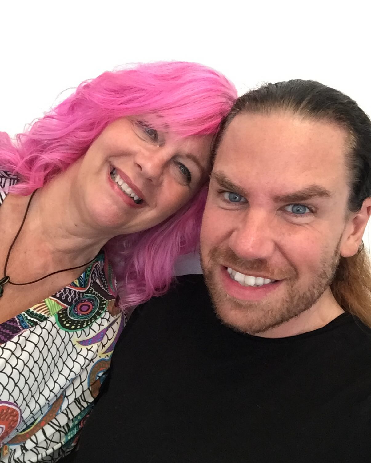 Det här var ju så roligt 🥳 En helt vanlig dag på jobbet för några år sen. Anna hade bokat ljusa slingor och det fick hon. Men när vi tvättat håret enades vi om att göra det lite rosa. Det blev MYCKET rosa - så jäkla coolt! Och så jäkla cool du är, Anna! 🩷🤩🥂🩷 #salongengelbrektsgatan12 #lillatorg #frisörmalmö #rosahår #pinkhair #pinkcurls @en.pantertant.i.leopard @hairbytanyaswe @jandy.1981