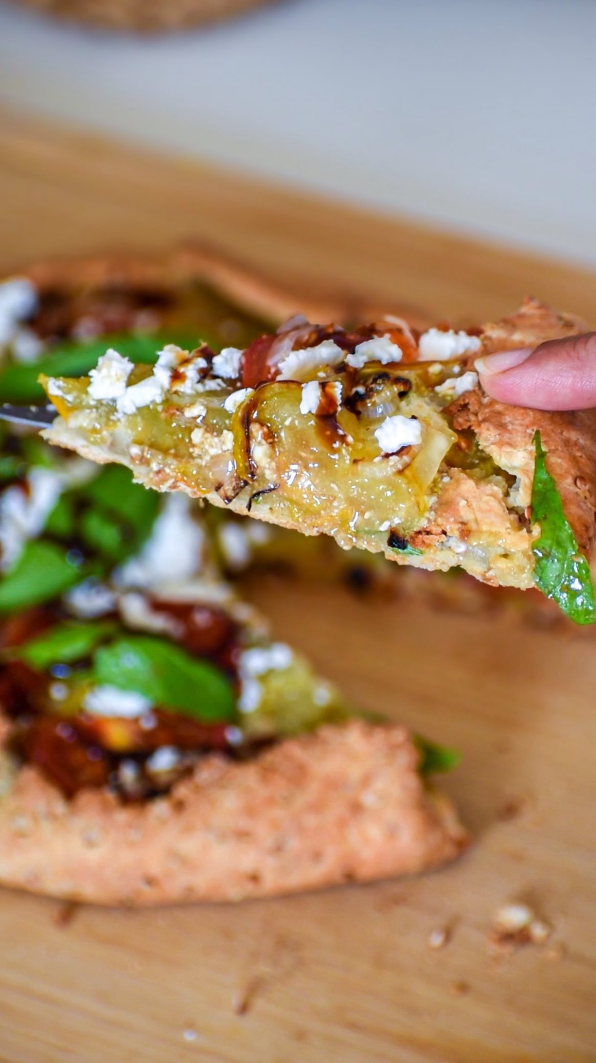 🍅 ✨ Tarte rustique à la tomate 🍅
Simple, savoureuse... et tellement jolie à table💛
Une pâte croustillante, des tomates juteuses, un filet d’huile d’olive, quelques herbes...
La magie opère avec presque rien 🌿
📌Ingrédients :
Pour la pâte:
- 210g de farine de blés anciens
- 135g de yaourt à la grecque @biochampslaiterie
- 3 c à soupe d’huile d’olive
- 1 c à soupe de kasha (sarrasin grillé )
- 1 c a c de graines de sésame grillés
- 1 bonne pincée de sel de guérande
- un peu de poivre
Pour la garniture:
- Tomates bien mûres (multicolores pour le plaisir des yeux !)
- 1 c à soupe de Moutarde
- Un filet d’huile d’olive
- Basilic frais
- Fêta
- 1/2 oignon rouge ou échalotes fraîches (griselle)
finement hache.
- un filet de crème de balsamique
- 20g de poudre d’amande
1/ Pour la pâte mélangez tous les ingrédients et pétrissez jusqu’à obtenir une pâte bien homogène.
Formez une boule et placez la pâte au frais, préalablement emballée dans du film ou papier cuisson, une bonne heure.
2/ Préchauffez le four à 180°
Étalez la pâte sur une feuille de papier cuisson.
Sur le fond de tarte, ajoutez la moutarde, puis la poudre d’amande et disposez le rondelles de tomates en alternant les couleurs 😋.
Ajoutez ensuite les oignons ou griselle, rabattez les bords et enfournez pour 35 à 40 minutes.
La pâte doit être bien dorée.
3/ A la sortie du four, laissez tiédir quelques minutes et parsemez de fêta, ajoutez un filet d’huile d’olive, des feuilles de basilic et un peu de crème de balsamique !
👉🏻À déguster tiède avec une salade verte 🥗
Et vous, vous la préfèrez avec ou sans fromage ?
#biochamps #biochampslaiterie #ariege #laiteriebio
#laiteriefrancaise #madeinfrance #bio
#laiterieartisanale #yaourtgrec #tarterustique
#recetteété #tomatesdujardin #faitmaison #cuisinefacile #mangersain