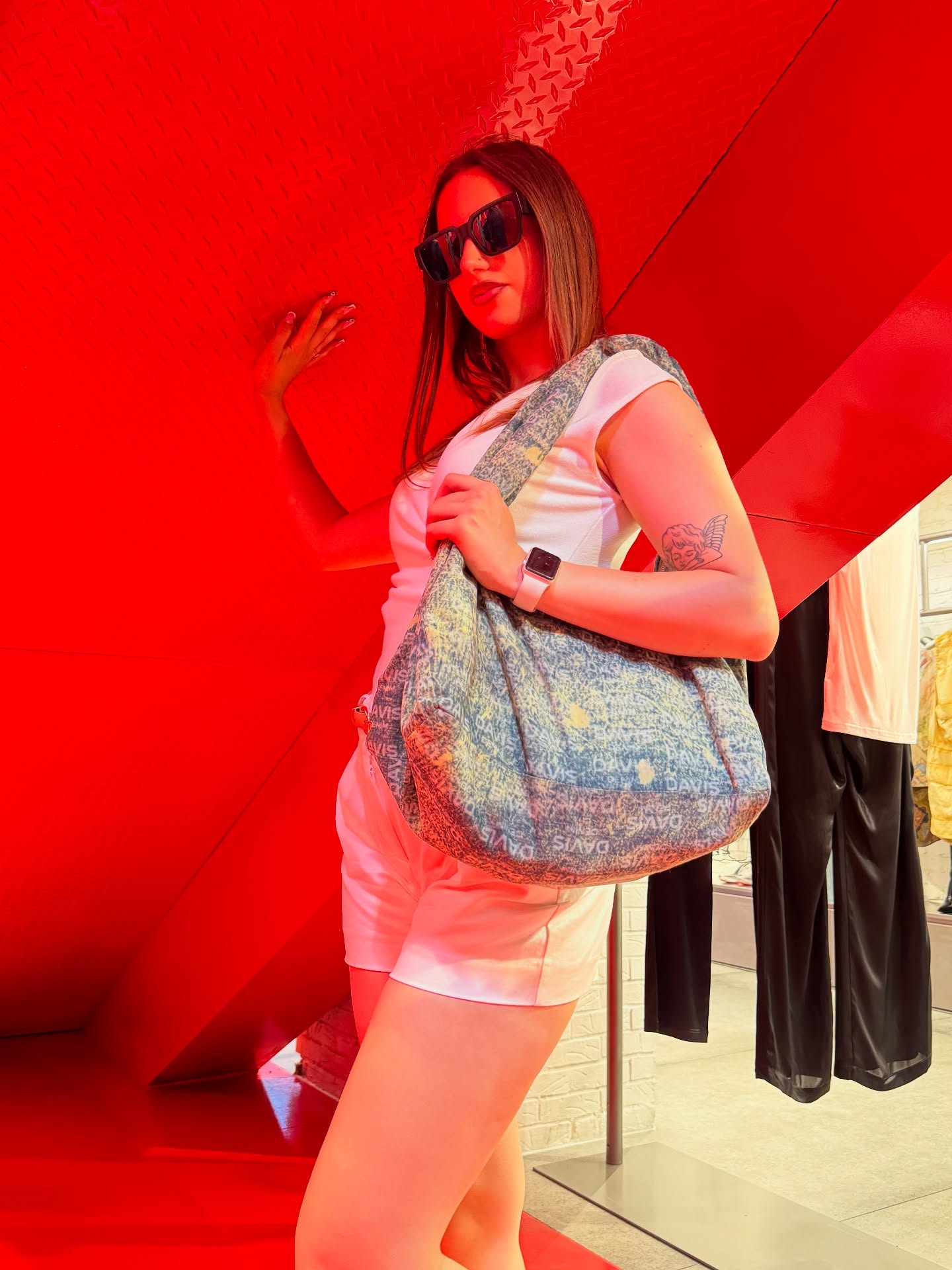 The perfect bag for shopping in SoHo!
.
@jennifer_vischioni in our DD Logo Hobo bag.
📸 : @johnfredmarc