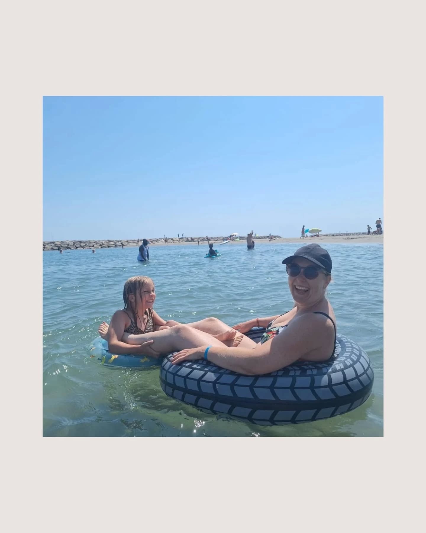 Behalve in de zee dobberen, zand kastelen maken, relaxen 🤭 en wat natuur en cultuur opsnuiven, neem ik ook wat leesvoer mee op vakantie 🤓
Dit jaar verslond ik "Zachte nachten" 📚 van Hanne Wils @thegentlekidd en Anouk Van Nuffel @the_nurturingkind
Super vlot en leesbaar boek voor iedereen. Dus voor wie graag leest en geïnteresseerd is in de normale slaap 😴 van baby's en kinderen...een echte aanrader!
Ik heb er alvast ook nog wat van opgestoken 👍🏼
En ik kreeg ook de bevestiging dat er heel wat rust kan zijn door je baby contactdutjes te laten doen in de draagdoek of draagzak 🐨
Nog maar eens een voordeel van je kleintje te dragen. Interesse? Check dan mijn cursus in bio. Volledig online te volgen én 9 maanden beschikbaar.
Groetjes, Anneleen 😎
#zachtenachten
#normalebabyslaap
#contactdutjes
#devoordelenvanhetdragen
#onlinecursusstartenmetdragen