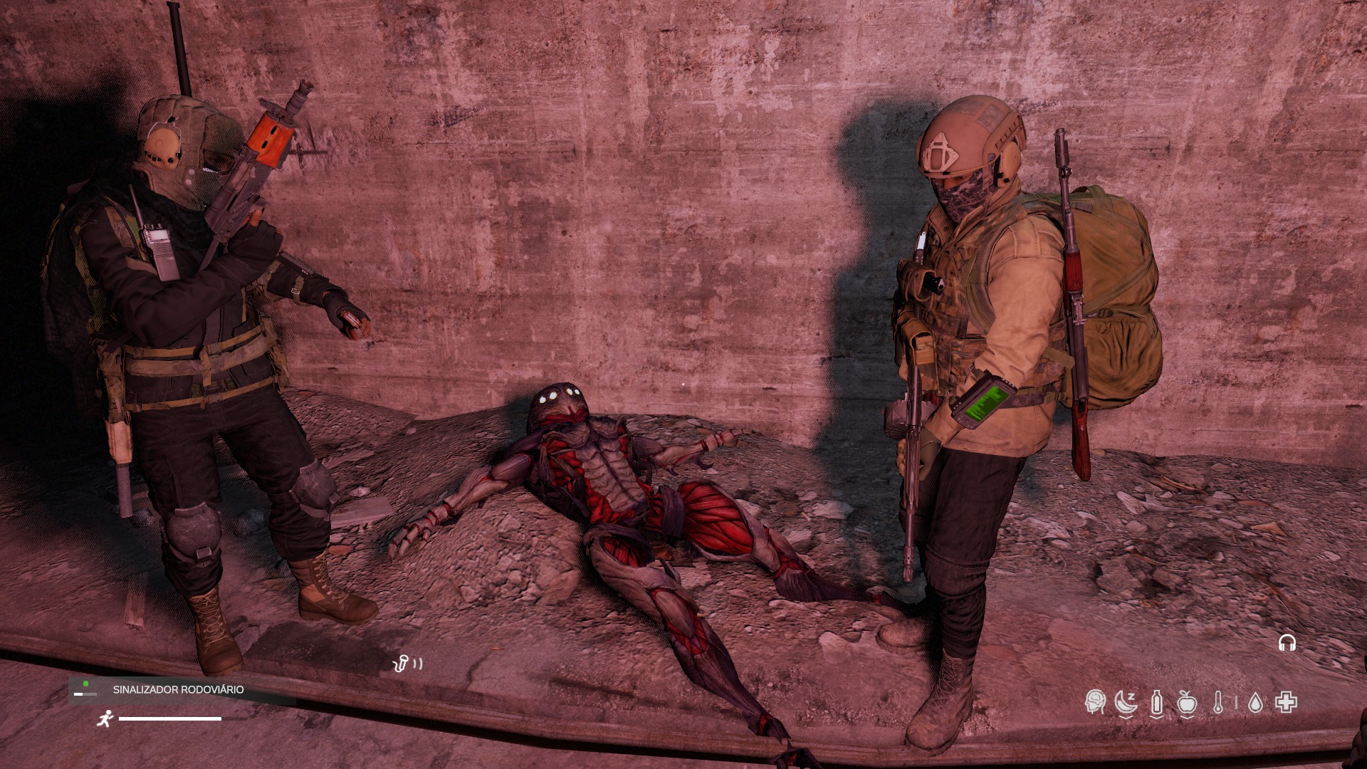 eu nunca corri tanto na minha vida, a gente foi se enfiar em uns buracos suspeitos... quem imaginaria oque iriamos encontrar, dps q tudo passou restou apenas rir do desespero. Não sei como, estávamos em 3 descendo uma escadaria no escuro, eu estava no meio, quando ouvi aquele berro nao pensei duas vezes voltei correndo, o de tras sem saber oq tava acontecendo ficou parado no meio do caminho tentando entender a situação, ate que eu consegui passar por ele quase que pulando por cima dele aos berros, mas oque nao entendi foi que quando cheguei la em cima o que tava na frente de todos ja tava la 🤣🤣🤣, de alguma forma o susto foi tao grande que ele conseguiu passar por nos dois sem que percebêssemos... também naquele escuro seria dificil ver algo. Mas os gritos de desespero... isso nunca esquecerei, vou pensar duas vezes antes de entrar em qualquer buraco novamente (ainda mais apenas com um machado nas mãos) fui perseguido mas por um milagre não conseguiu me pegar, sorte que os outros dois tinham armas. Acho que devo repensar nos convites dos meus amigos... 😅