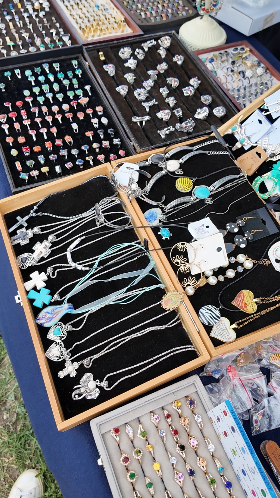 A few favorites from perusing the market over the weekend. Which item are you snagging? 🧐
.
.
.
#finds #fleamarket #thrifting #bargains #treasurehunting