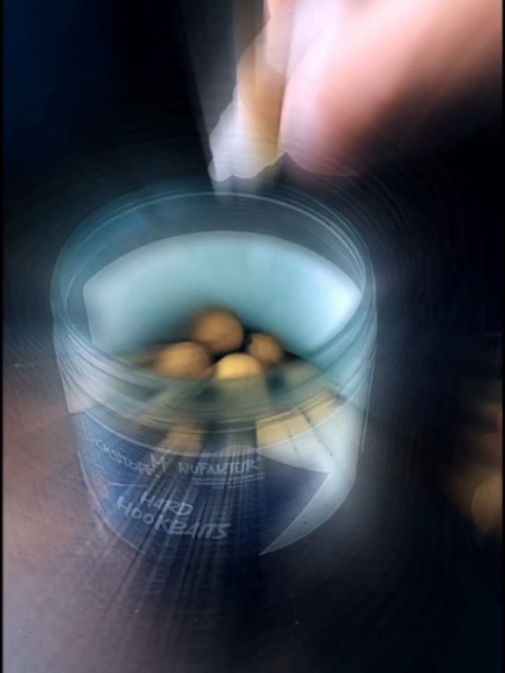 Championsleague ist angesagt👌
Anders könnte man es wohl nicht beschreiben. Das zusammenstellen von Boiliemixen ist inzwischen weit verbreitet und gegen einen Aufpreis möglich. Doch wie ist es mit Soaks und Liquids? Mir war bis vor kurzem jedenfalls nicht bekannt, dass es diese Möglichkeit gibt und dann auch noch in einer super Qualität😮
Umso glücklicher bin ich jetzt natürlich und möchte das auch gerne mit euch teilen!
Nicht selten hatte ich den Wunsch meine Murmeln etwas anzupassen. Sei es um sich abzuheben oder einfach nur um zu experimentieren. Manchmal ist es auch sinnvoll gewisse Dinge gewässerspezifisch abzuändern und sei es auch nur die Farbe in z.B. klaren Gewässern.
Bislang geschah das absetzen durch Abrollen eigener Murmeln und dem mixen verschiedener Liquids untereinander.
Ungewiss dabei bleibt aber immer eins.
Welche Attraktoren sind wirklich drin im Liquid?
Denn rein über den Geruch lässt sich nicht all zu viel herleiten.
Mit dem Baukasten der @lockstoff.manufaktur erlangt ihr mehr Kontrolle und vorallem Transparenz. Großes Lob hierfür 👍
Ich hatte meine Nase schon in unzähligen Liquids. Doch was mir beim Öffnen des Spooks entgegen kam habe ich in einer so natürlichen Intensität noch nicht erlebt. Ganz großes Kino! Nun steht dem veredeln der Murmeln wirklich nichts mehr im Weg 💪
Auch die mitgelieferten Shots in Pop-ups und Hookern sind sehr gelungen und riechen nicht nach Chemie 👍
Eine tolle Ergänzung in meiner Angelei. Eins ist gewiss, der Herbst gehört den Experimenten🤗
Eins wäre da noch☝️
Hochwertige Liquids benötigen auch nur geringe Mengen um effizient zu arbeiten. Dadurch bleibt auch alles bezahlbar👌
Grandios!
Bitte weiter so...
#hookbaits #popups #boilie #carpliquid #tacticalfeeder #boilieangeln #karpfenköder #karpfen #Karpfenangeln #karpfenangelnfrankreich #angelnimherbst #carpy #carpfishing_club #carpfishingcommunity