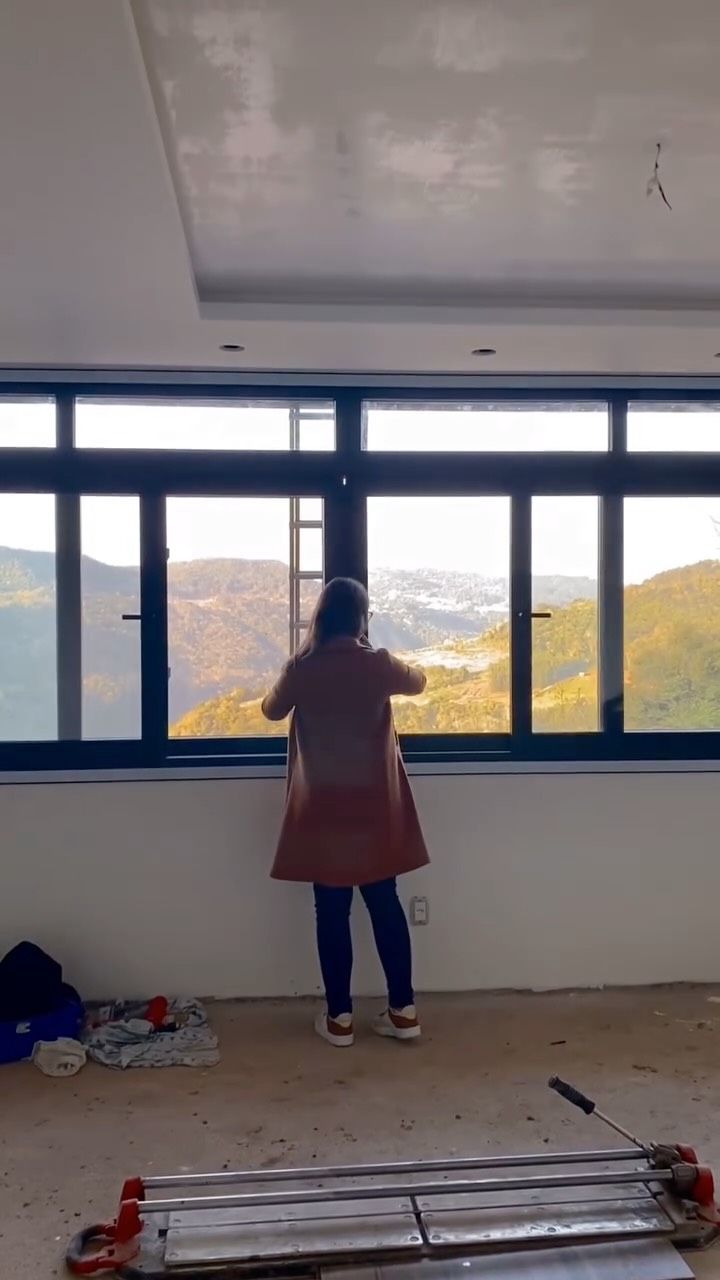 Acreditamos que cada detalhe faz a diferença: esquadrias lindas e uma vista que fala por si só 🥰
Vem com a gente acompanhar o andamento desse projeto que está ficando um espetáculo!
#Arquitetura #Acabamentos #Revestimentos #FaseFinal #DetalhesQueEncantam #ObraFinalizada #DesignComPropósito
#AdministraçãoDeObra #AcompanhamentoDeObra #ArquiteturaNaPrática #ObraOrganizada #GestãoDeObra #OrçamentoDeObra #ArquitetaNaObra #ArquiteturaContemporânea #ObraReal