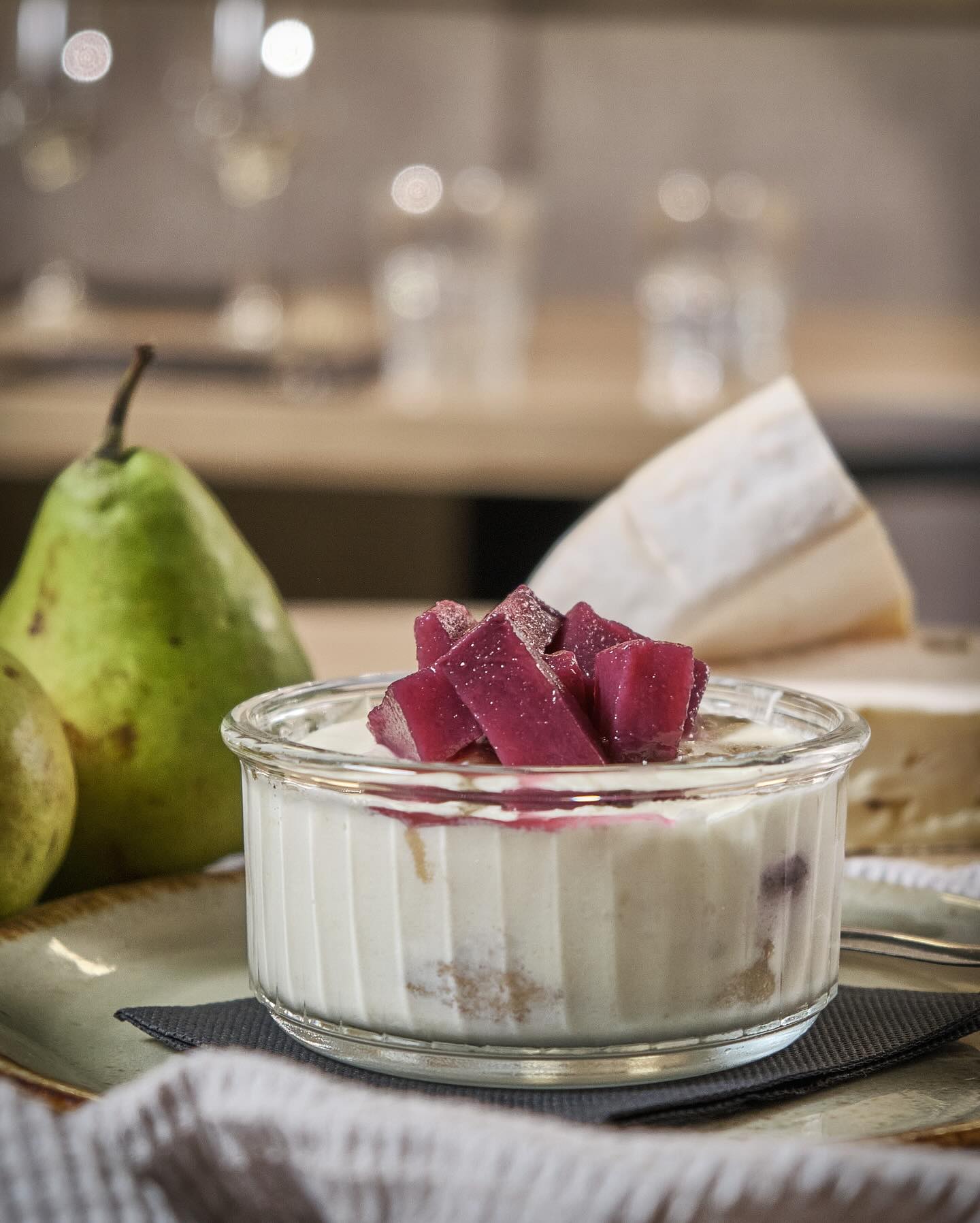 🧀🍐 Le dessert qui n’avait aucune raison d’exister… et pourtant.
On l’a fait. Et c’est diablement bon 😈
Vous le savez, au Freti on aime le fromage même dans le dessert :
👉 Reblochon fermier au lait cru
👉 Poires pochées au vin rouge
👉 Le tout monté comme un tiramisu… version montagne.
Un dessert qui surprend, fait sourire, puis fait dire :
“Mais… pourquoi c’est aussi bon ?!” 😍
📍 En exclusivité à Annecy, pour les aventuriers du palais.
📸 #LeFreti #DessertAuReblochon #SavoyardEtFier #PoiresAuVin #CheeseIsLife #GourmandiseAlpine #annecy #annecylake