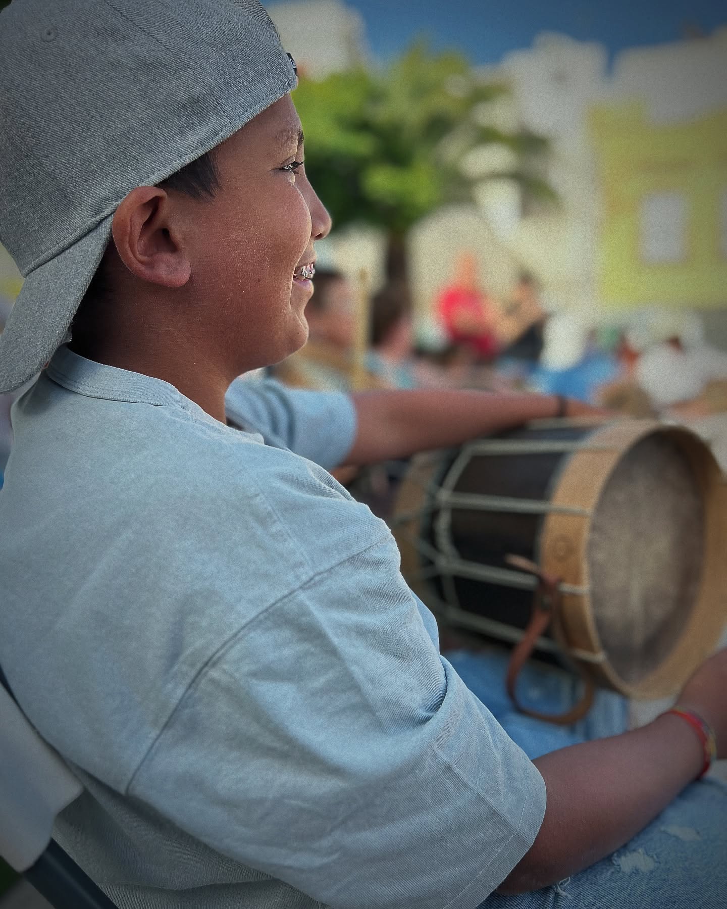 GRACIAS 🫶🏻
El pasado martes impartimos un taller de percusión canaria formando parte de la programación de «Embajadores de la Identidad Canaria» 🥁🇮🇨 en el barrio de la Verdellada.
Un día fabuloso en familia compartiendo alegría y mucha percusión ✨
En esta ocasión contamos con la colaboración de @anibal_llarena7 y @____hans , a quienes les agradecemos profundamente por sumar alma y compromiso a este taller ♥️
Gracias a todas las personas que lo hicieron posible.
Gracias @puntomediopro por invitarnos un año más, agradecidos 🫂
@lalagunaayto
@educacionyjuventudlalaguna
#IdentidadCanaria #PercusiónCanaria #LaVerdellada #CulturaViva #EmbajadoresCanarios