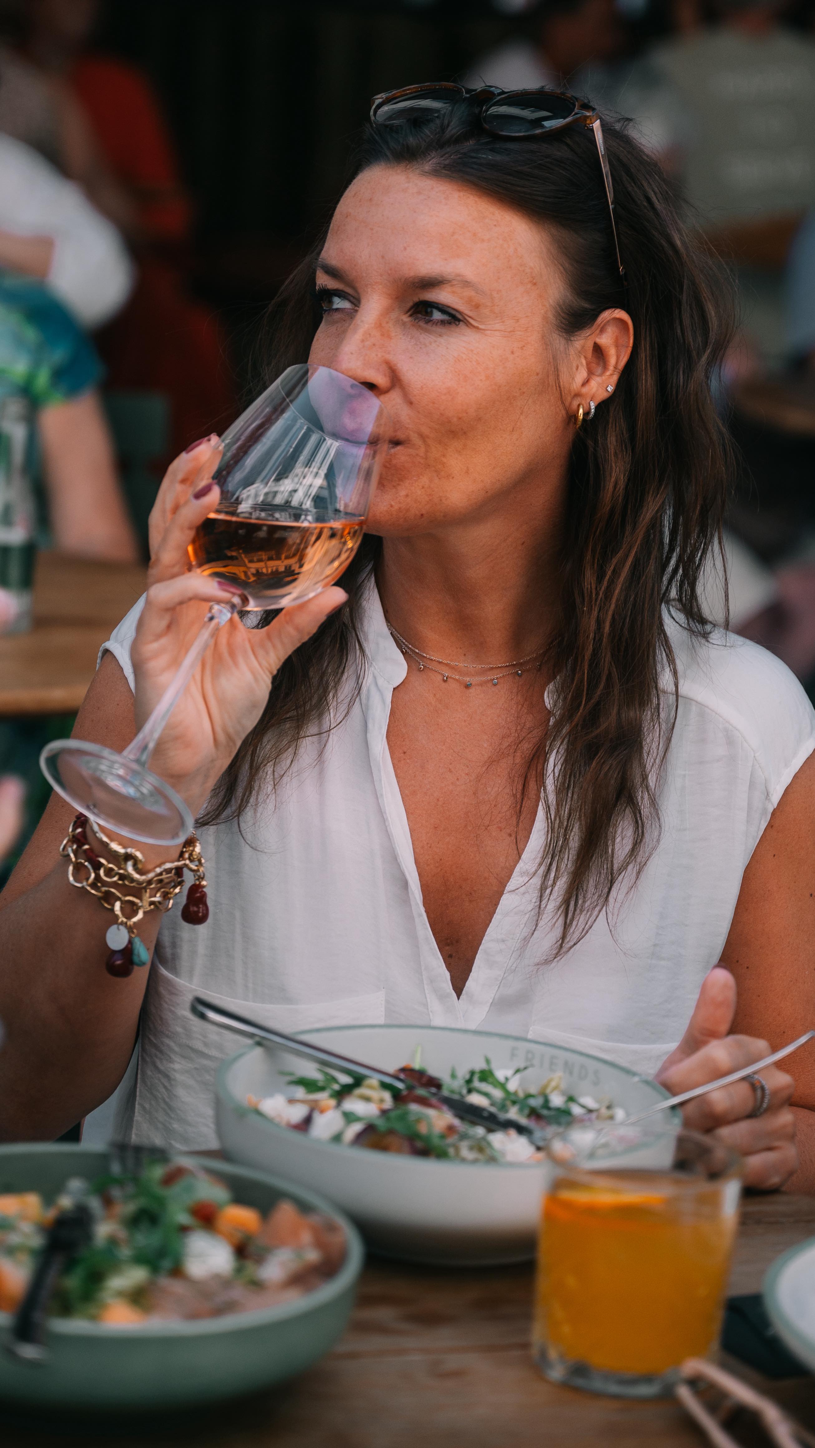 Lekker eten, een glas wijn en genieten van het moment – dat is waar wij van houden. ❤️
Die liefde wilden we graag delen… en zo is JayJays begonnen!
En binnenkort openen we onze eigen echte zaak 🤩
We zijn nog volop aan het werk om alles klaar te maken, maar we hopen jullie snel te mogen verwelkomen om te komen proeven van onze gerechten. 🥰
Samen genieten, daar doen we het voor.
#JayJays #schotenleeft #SamenGenieten #gezondgenieten #healthyfood