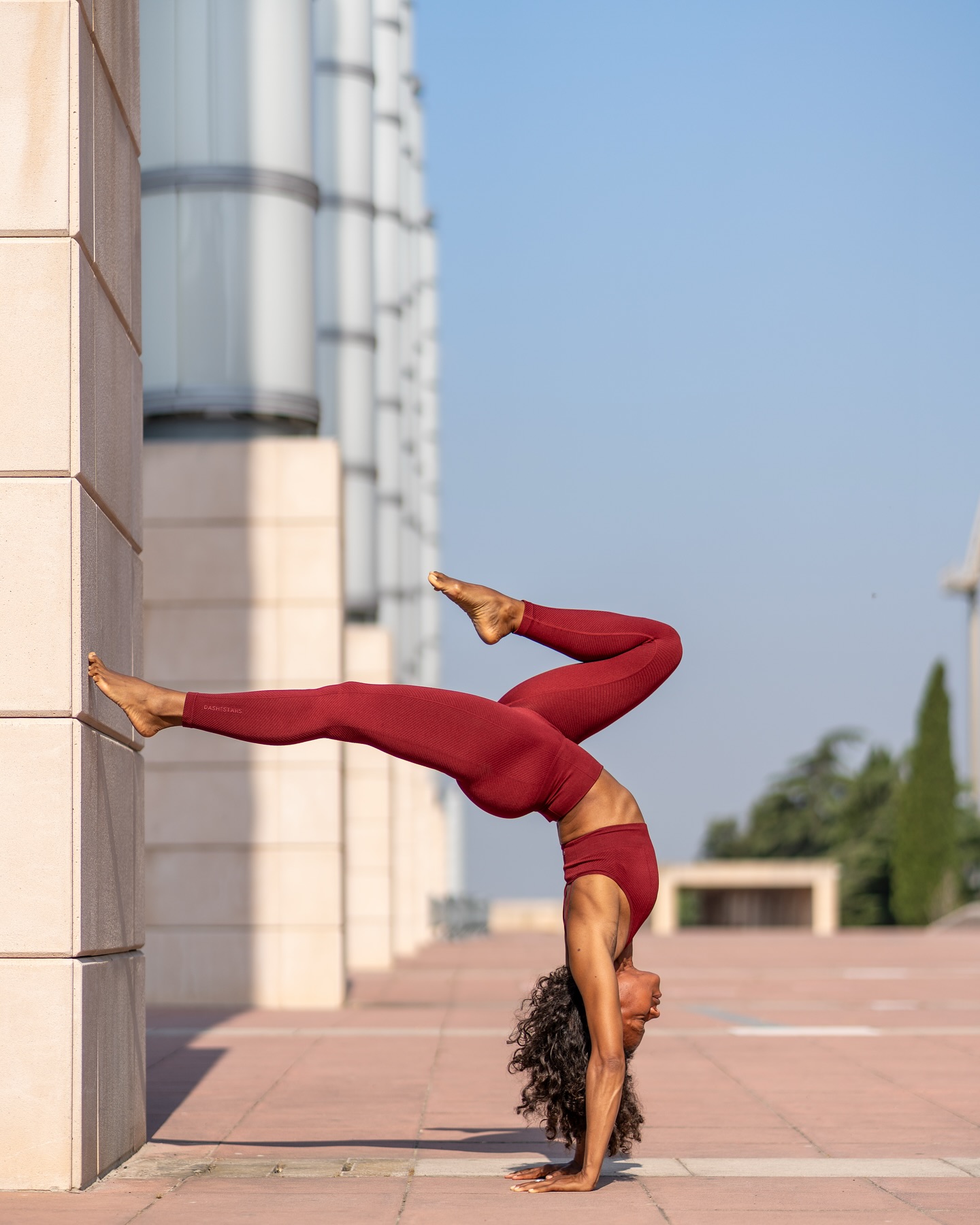 Este año celebro 23 años de práctica de Yoga...
Mientras viajaba por Asia, pasé por una librería entre puestos, templos y caos… y de pronto, algo llamó mi atención: un libro lleno de fotos, con un señor haciendo posturas muy extrañas. No entendí mucho de que iba, pero lo compré. Hoy sé que es el libro más clásico de Yoga Moderno del gran B.K.S IYENGAR.
Y sin saberlo, abrí una puerta que ya no se cerraría más.
Esos primeros pasos, fueron sólidos y años después, sigo respirando sobre el mat.
Nunca subestimemos el poder de un libro, de las imágenes y las palabras adecuadas...
Algo que empezó como una curiosidad,
se convirtió en un lenguaje sagrado
que me enseñó a habitar mi cuerpo,
a respirar y a cuidarlo, a soltar capas de dolor, de tensión y a recordar quién soy.
Durante estos años he practicado de mil maneras:
en silencio, con música, en comunidad, en soledad.
He sido alumna. He sido guía. He realizado prácticas cortas. Prácticas largas. Días sin prácticas...
Días de motivación. Días sin motivación...
Días de todo.
LA PRÁCTICA NO ES LINEAL.
No siempre es luminosa ni perfecta.
Pero SIEMPRE es VERDADERA.
El yoga es como mi hogar materno,
un lugar donde siempre puedo ir para sentirme en casa.
Es mi ancla, mi espejo, mi forma de rendirme a lo más profundo de mi ser y también de encender mi fuego interior.
Gracias vida por mostrarme el camino desde hace tanto tiempo... Y gracias a mi espíritu por sostener ese fuego.
.
Ojalá el yoga siga expandiendosé y llegando a más personas, y cada vez más temprano en sus vidas, realmente es una práctica maravillosa y te transforma para mejor.
.
Shanti OM 🌟
Nina
.
.
.
.
.
📸 @aasi.photos