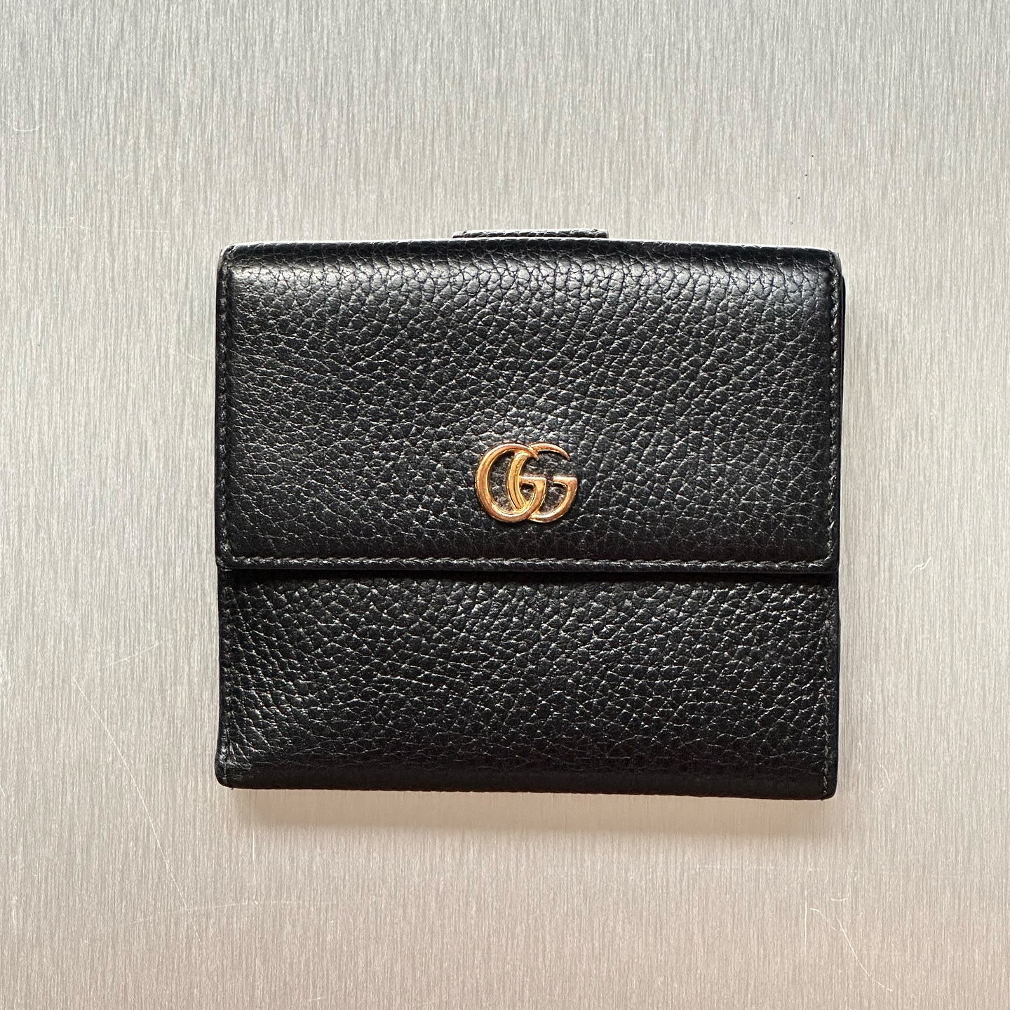 Soft matelassĂŠ leather meets signature GG flair â the Gucci Marmont Compact Wallet is made for the chic minimalist.
For more information, please refer to the website link provided in the bio.
Listing no: 200952
Opuluxe.sg is not affiliated to the brands featured. We are an independent consignment platform of authenticated luxury products. All trademarks and copyrights remain sole property of the brands.