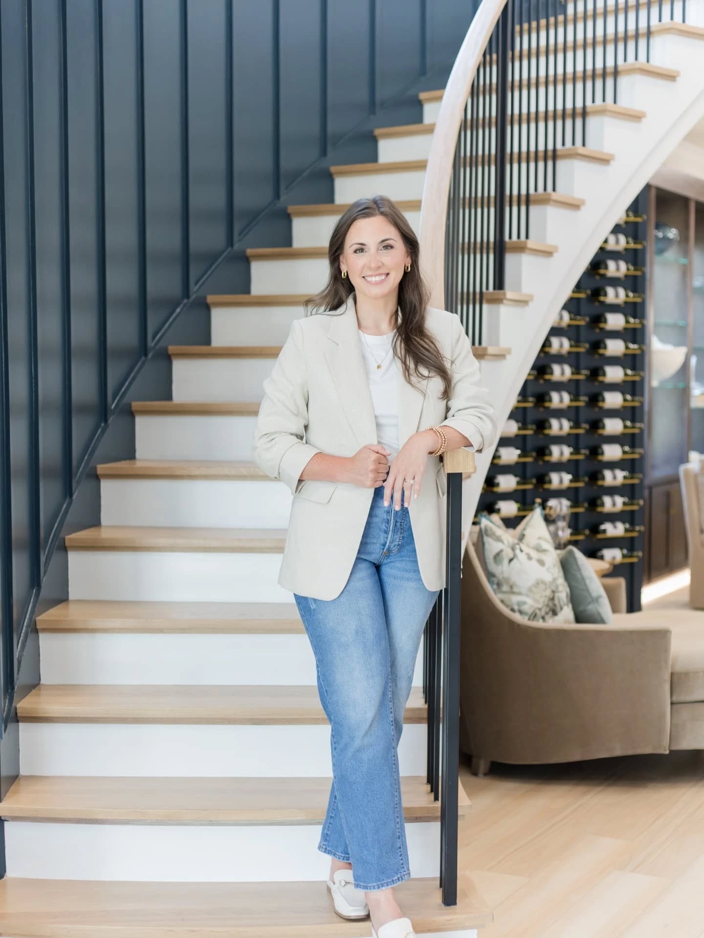 I loved helping @jennamanzi bring her brand to life with a modern, neutral, and fun vibe. From lifestyle shots and headshots to behind-the-scenes, print materials, signage, and home design content—we covered it all.
Thanks so much for trusting @audrey.creative, Jenna! 📸
Location: @bradburyatblackridge ✨✨
•
•
•