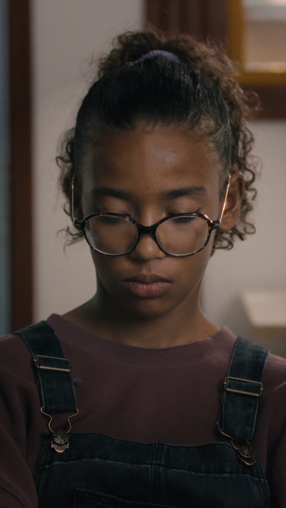 Voici le dernier teaser d'un des courts-métrages de nos étudiants de la session Réalisation-Postproduction : Les bouts Cassés.
Un drame de 18 minutes réalisé et monté par Jade ANDRIVON, Laura CUVILLIER, Clémentine DAMICO, Régis MARTON et Samuel ROUSSAS, d’après un scénario de Kévin FRAIR, avec une composition musicale signée Jérémie PONSAR.
📖 Synopsis : Élisa, collégienne excentrique et victime de harcèlement, découvre que sa seule amie, Jessie, prévoit de fuguer avec un adulte. Prête à tout pour la sauver, elle plonge dans une réalité qu’elle ignorait, la confrontant à un dilemme qui changera sa vie à jamais…
🔗 Restez connectés pour suivre cette belle aventure !
Les réalisateurs : @laucvl_
@wisthr33 @klem______ @sik.ray @44vexy
Le scénariste :
@frairkevin
Les acteurs :
@patriceturlet @__meryl_ @peg_g_william @cindy.richard.comedienne
Merci au responsable de la session Réalisation-Postproduction : @brystone
Merci aux partenaires #france2030