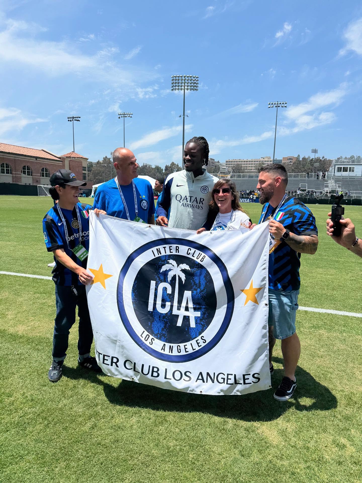 Throwback to the open training session at UCLA last month. We had the pleasure and privilege of meeting players such as: Bisseck, De Vrij, Davidone Frattesi, Darmian, Mhikitarian, Sommer, Esposito, Pavard, and our Capitano Lautaro
Nerazzurro nel nostro cuore! ⚫️🔵
#inter #interclublosangeles #fcinternazionalemilano #fcinternazionale #curvanordmilano #intermilanfc n #fcinter #inter #intermilan #cuoreneroazzurro🖤