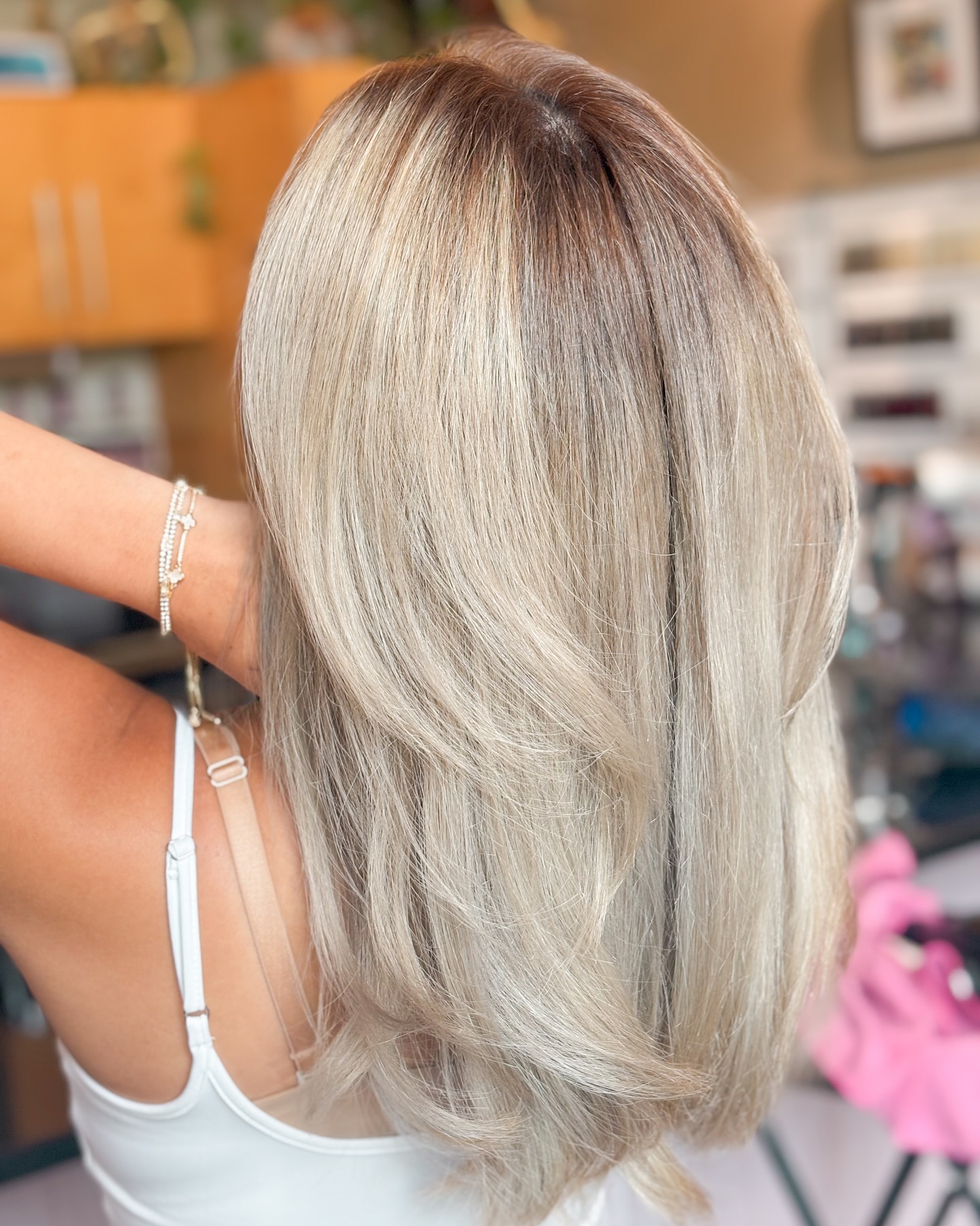 Do blondes really have more fun? Comment what you think☺️👱♀️✨
Regardless, this stunning shadow root and full foil by our stylist, Sarah, is looking pretty fun to us!
#shadowroot #fullfoil #columbiaschairsalon #mossandmoon #columbiasc #columbiaschairstylist #blondeshavemorefun #blondingservice