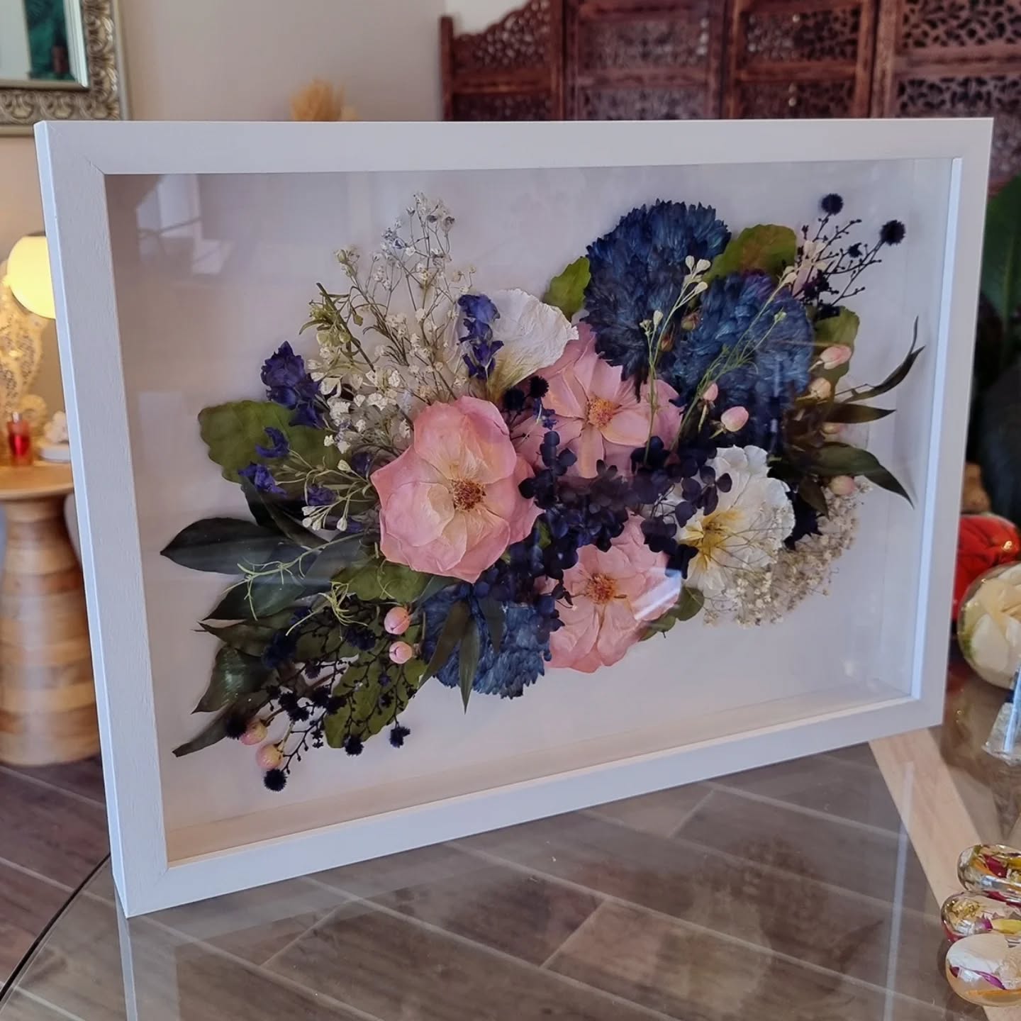 It's official, pressed chrysanthemums are our new fave 💙🤗
- Isabeau & Alex chose our A3 Semi Pressed Frame to display their flowers inside. Selecting 'artwork style' which gave us creative control 👩🎨 we have so many pressed frames in the making, so watch this space! ✨️