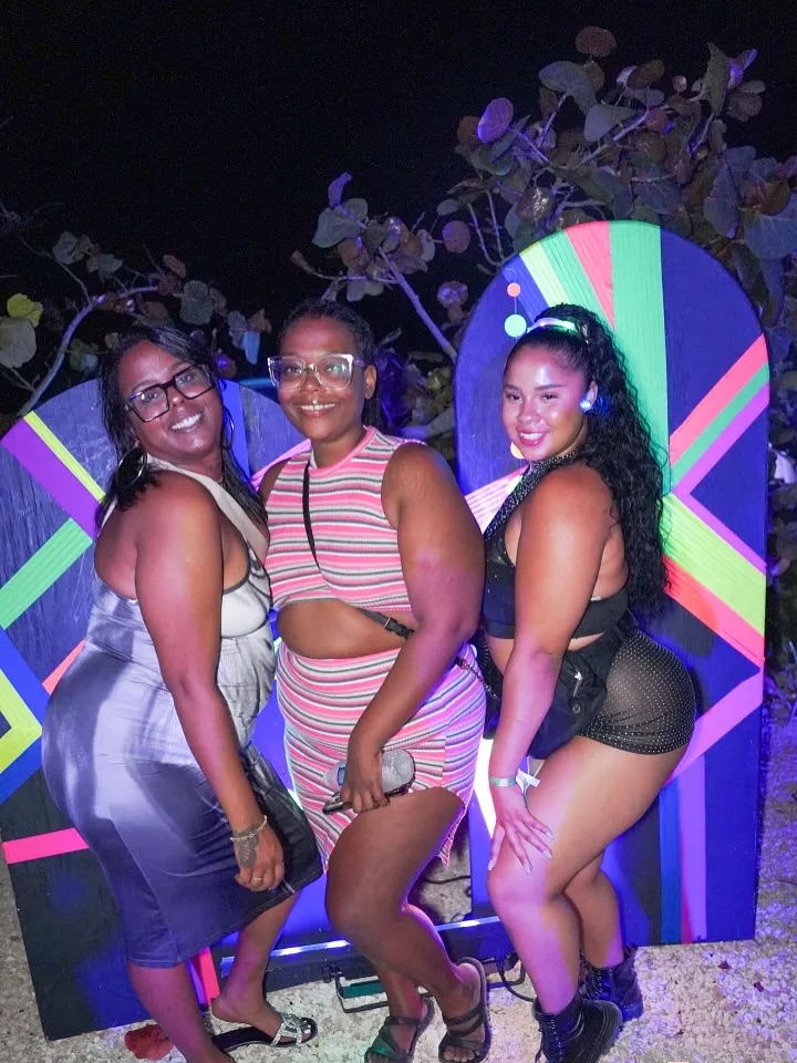 Let’s Throw it Back to our Isle 💙 Soca- Glow Fete 🌟🇰🇾
📍Cayman Brac
📸 @trinijunglejuice
#braccanalcarnival#braccanal#caymanbrac#caymanislands