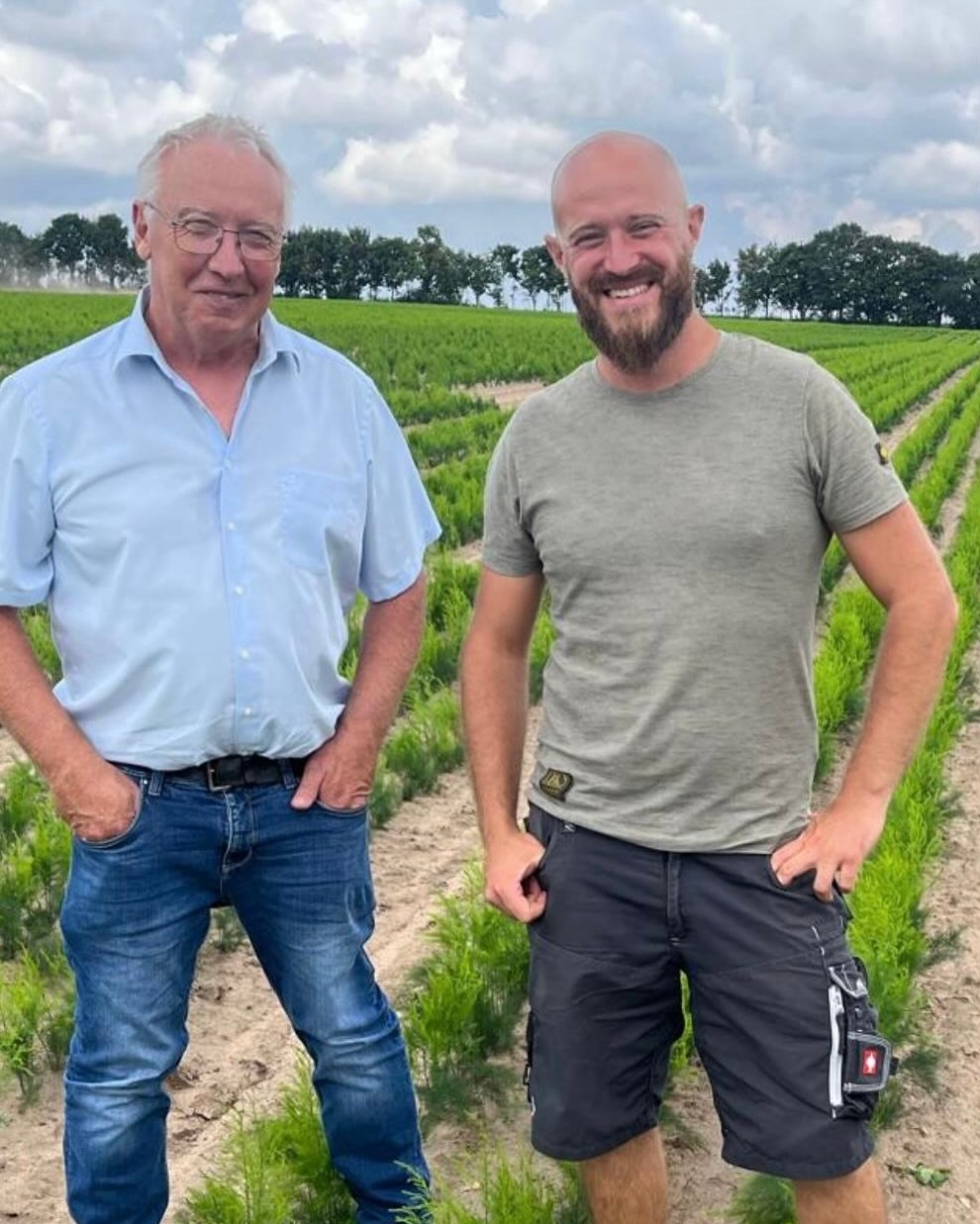 Zwei Chefs – ein starkes Team.
Seit über 35 Jahren in der europaweiten Vermarktung von Spargeljungpflanzen!
Unsere Stärke: Qualität.
Vertrauen, Erfahrung und erstklassige Pflanzen für Ihren Erfolg.
#Spargeljungpflanzen #Spargelpflanzen #Spargelanbau #Familienbetrieb #Teamwork #ZweiChefsEinTeam #Pflanzenqualität #Spargelsaison #Landwirtschaft #Agrobusiness #NachhaltigeLandwirtschaft #Pflanzenproduktion #Qualität #Vertrauen #PflanzenMitLeidenschaft #MehrAlsNurSpargel #heimathungrig