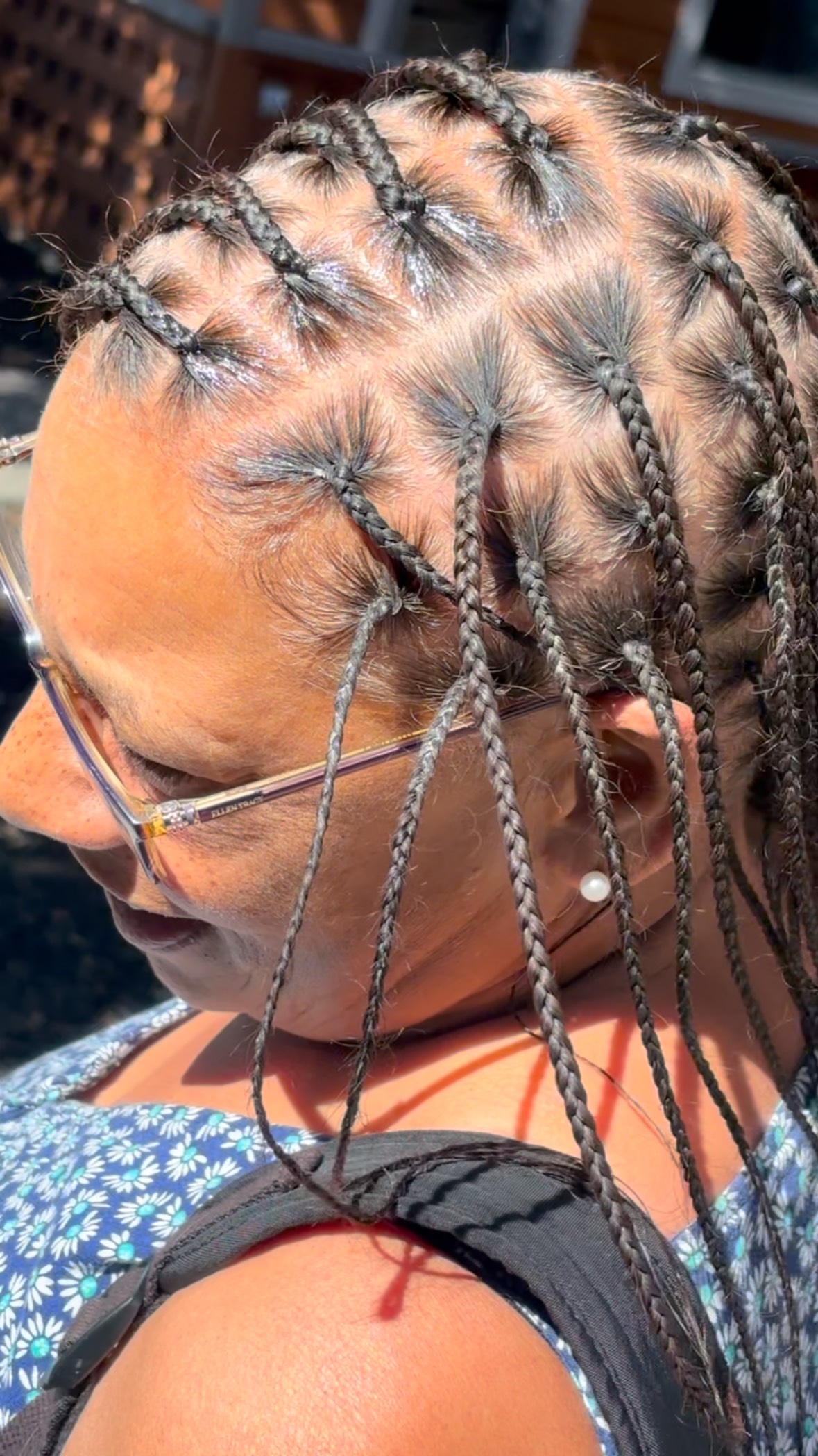 I've been braiding a lot lately even tho I'm not a Braider! Super fun buuut it's takes a long time for me. Braider what are some ways to speed up timing? Btw this is my clients natural hair, and her second time coming to me for this style! It lasts for 3-4 months and low maintenace. Book now! Link in bio #arbeauty #bayareabraids #fairfieldstylist #braids #knotless #singles #vallejobraider #hair #naturalhair