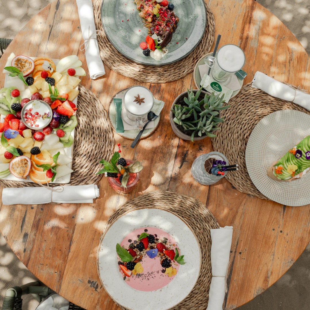 Mornings taste better by the sea ☀️🥑
Fresh fruit, warm coffee, crunchy toast and that first bite of something delicious. At Luuma Beach, breakfast is a ritual — slow, sunny, and beautifully served.
Start your day where the light is golden and every flavour feels like a treat.
#luumabeachrestaurant #luumabeachmarbella #marbellaweekend #marbellatrip #marbellalifestyle #marbellaspain #marbellavacation #elrosariobeach